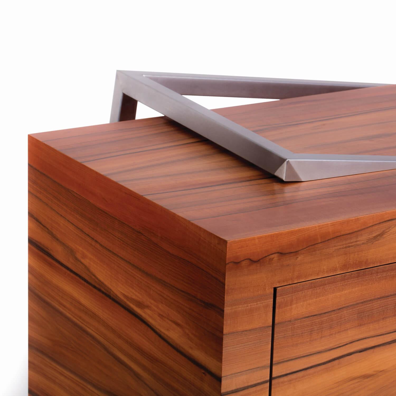 Aparador Credenza de Acento Moderno en Madera de Tineo y Acero Inoxidable Cepillado en Nuevo estado para la venta en Vila Nova Famalicão, PT