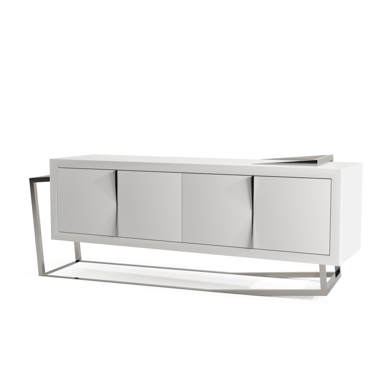 La crédence Sideboard ExCentric 1.0 est fabriquée en bois laqué blanc et en acier inoxydable brossé et peut être placée dans une salle à manger ou un bureau. Son design contemporain et audacieux remet en question les perceptions d'un buffet