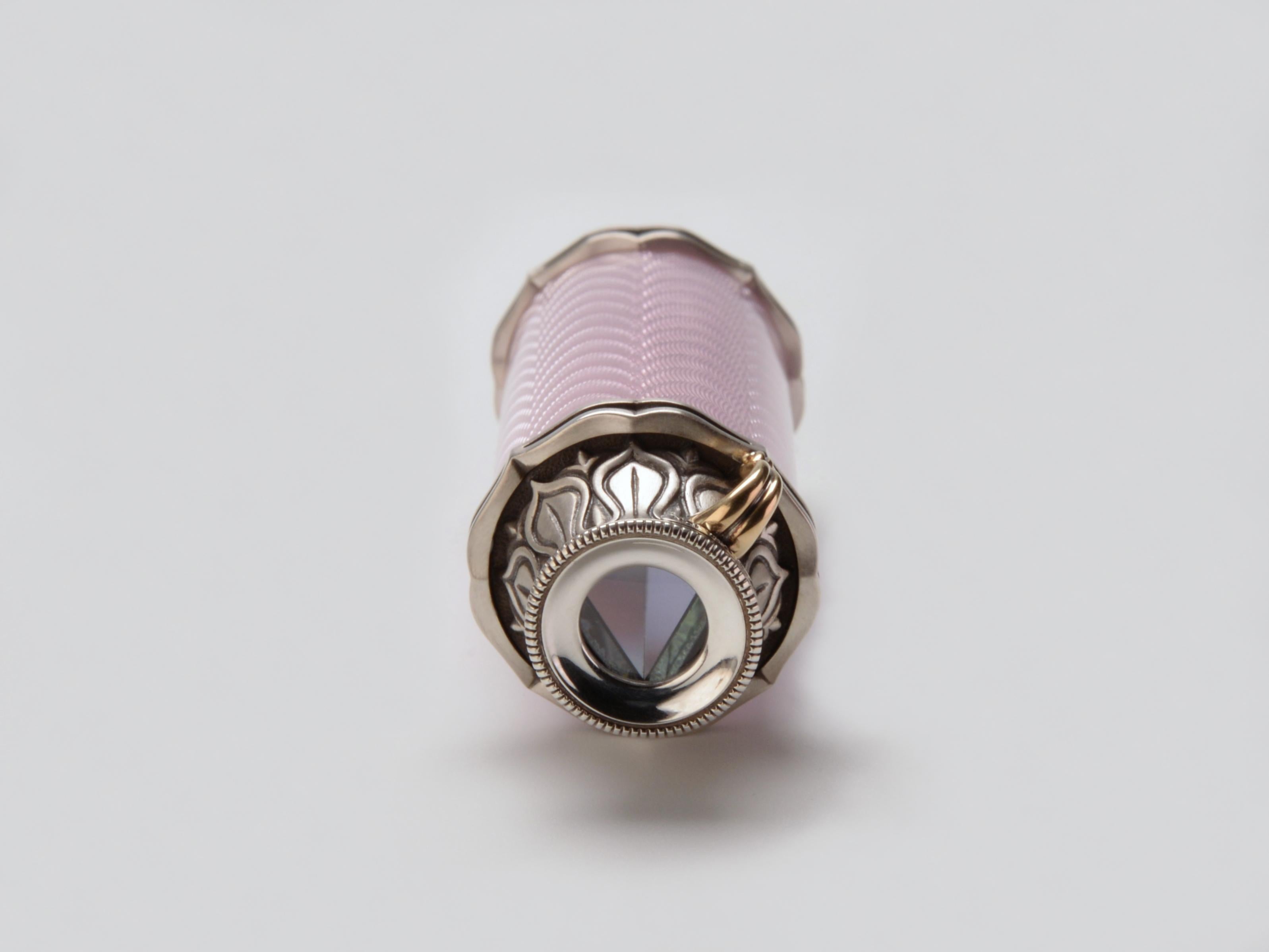 Cabochon Ciondolo caleidoscopio in oro e argento con smalto guilloché rosa, dal design pluripremiato. in vendita