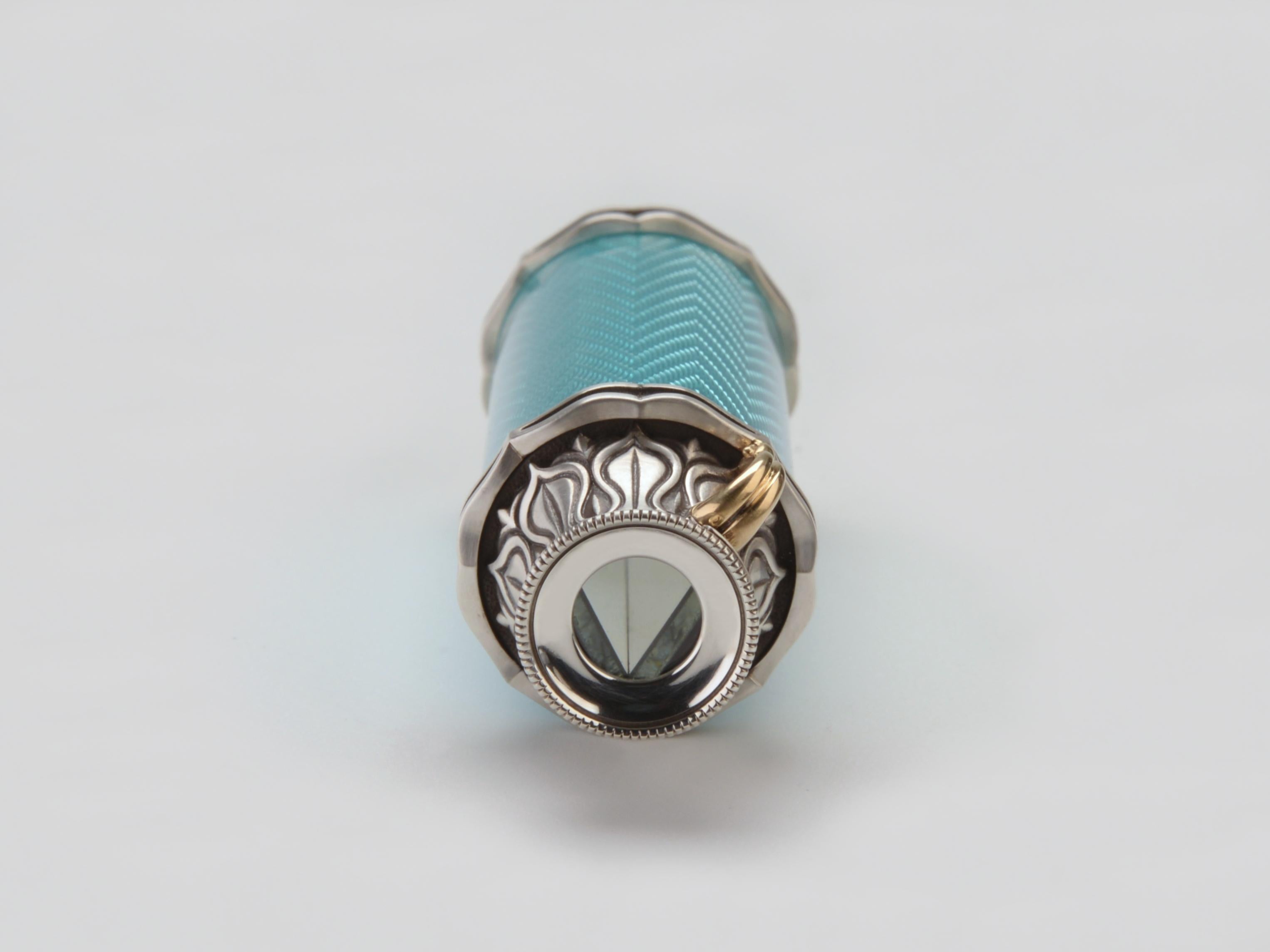 Cabochon Ciondolo caleidoscopio in argento con smalto guilloché turchese di design pluripremiato. in vendita