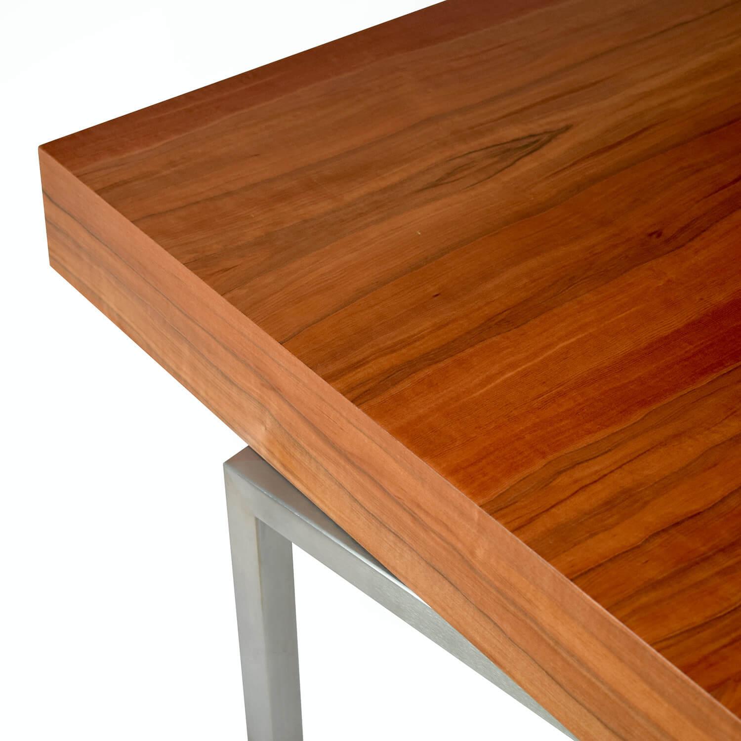 Der Executive Desk ExCentric 1.0 ist aus Tineo-Holz und gebürstetem Edelstahl gefertigt und kann in modernen Chefbüros und Home Offices eingesetzt werden. Dieses Stück wäre die ideale Ergänzung zu einem ExCentric 1.0 Sideboard.

Erhältlich in zwei