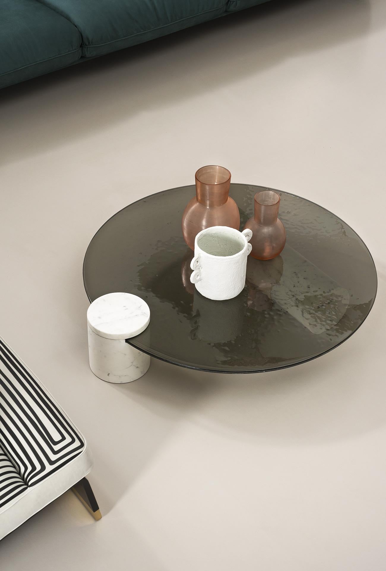 Fait en Italie.

Bienvenue dans le nouvel âge de pierre. Composée de deux bases en marbre supportant une surface en verre fusionné, la table équilibre la translucidité avec une profondeur hypnotique. C'est la définition même de la rencontre du