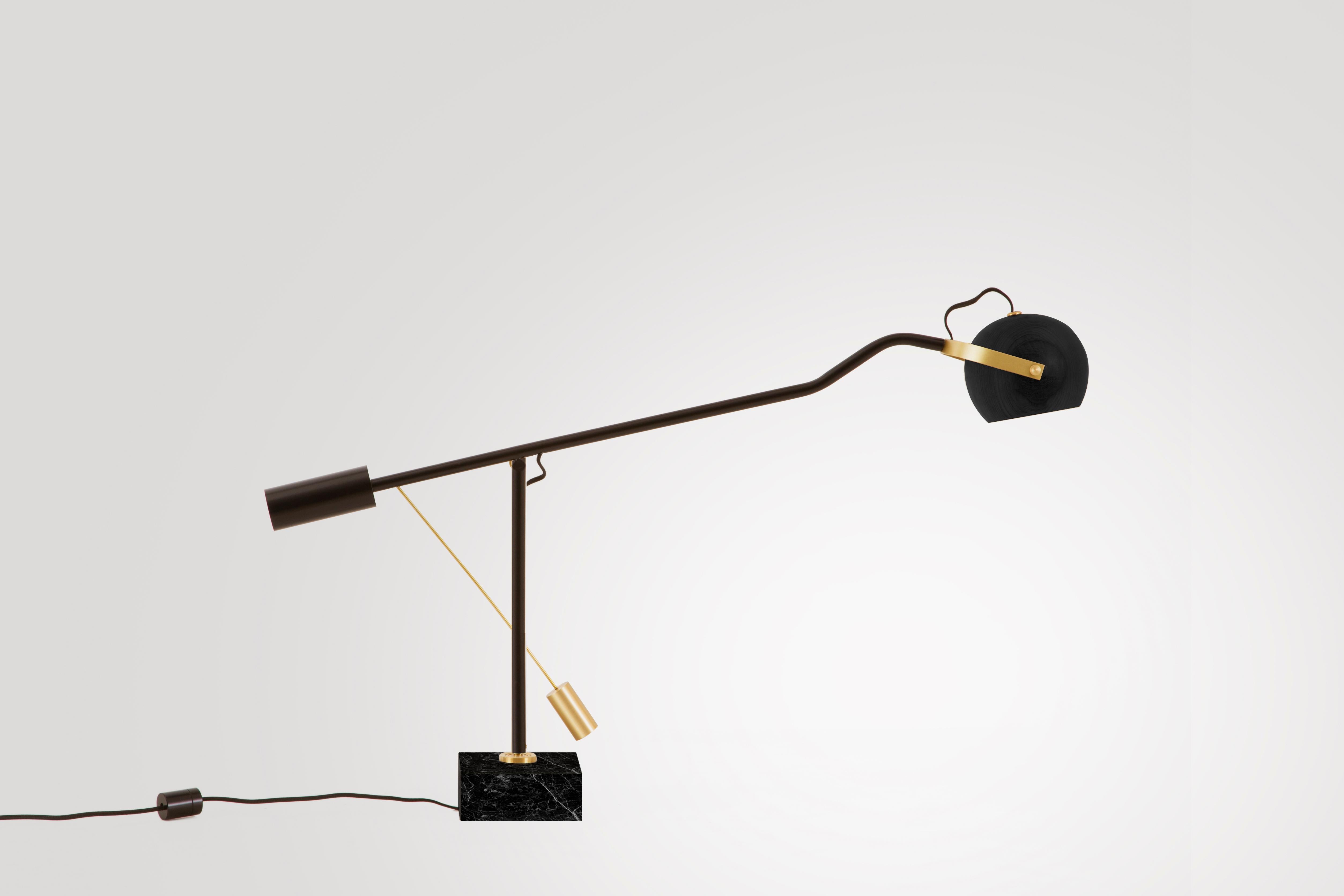 Verstellbare Schreibtischlampe aus brasilianischem Holz, Messingdetails, Mid-Century Modern-Stil im Angebot 7