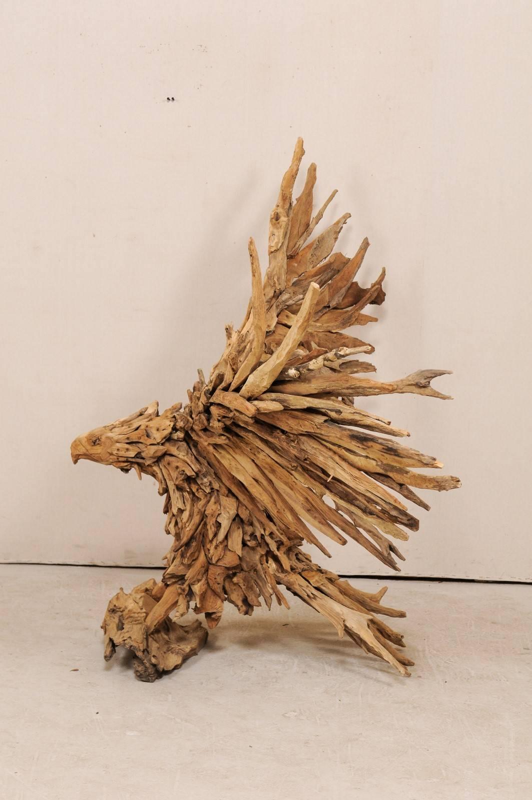  Sculpture d'aigle fabriquée artisanalement en bois flotté, 4,5 pieds de haut et 6+ pieds d'envergure. en vente 2