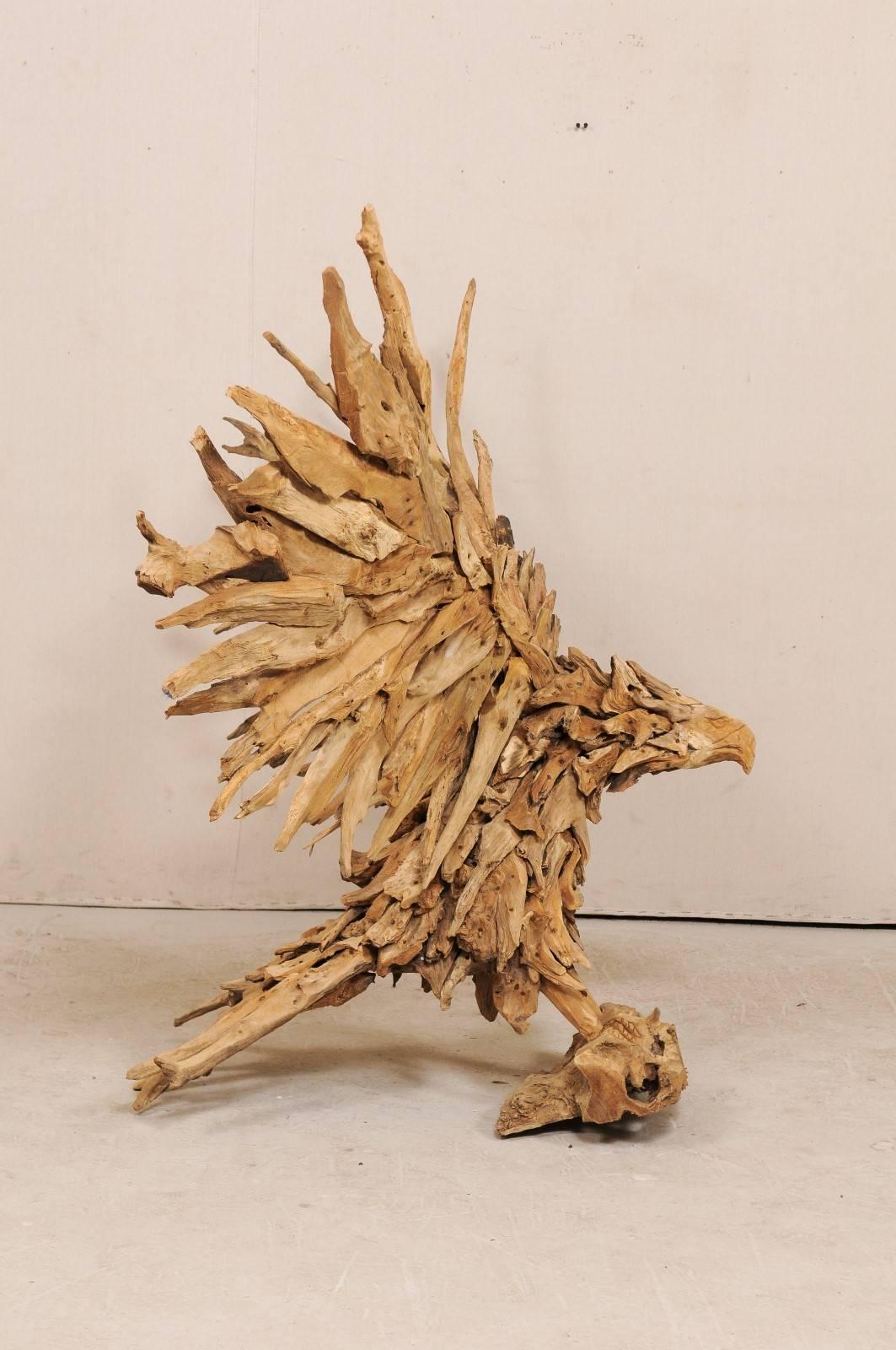 XXIe siècle et contemporain  Sculpture d'aigle fabriquée artisanalement en bois flotté, 4,5 pieds de haut et 6+ pieds d'envergure. en vente