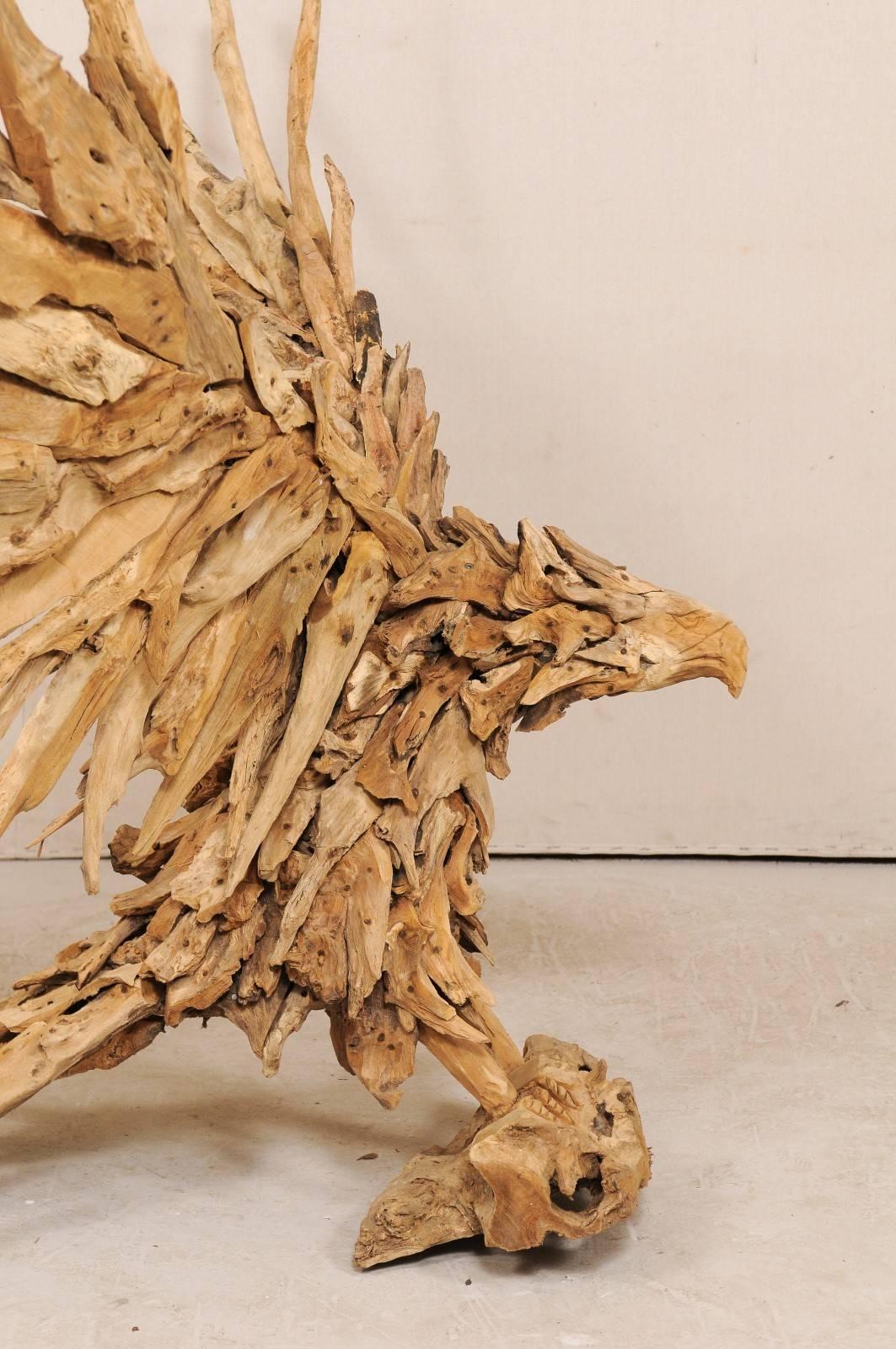 Bois  Sculpture d'aigle fabriquée artisanalement en bois flotté, 4,5 pieds de haut et 6+ pieds d'envergure. en vente