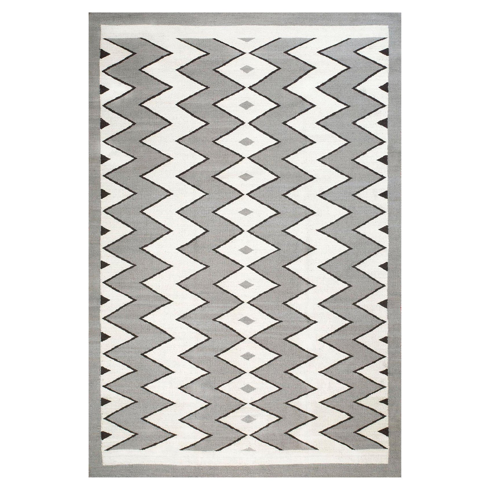 Awe-inspiring White-Gray Zig Zag Pattern Contemporary Southwestern Style Rug For Sale