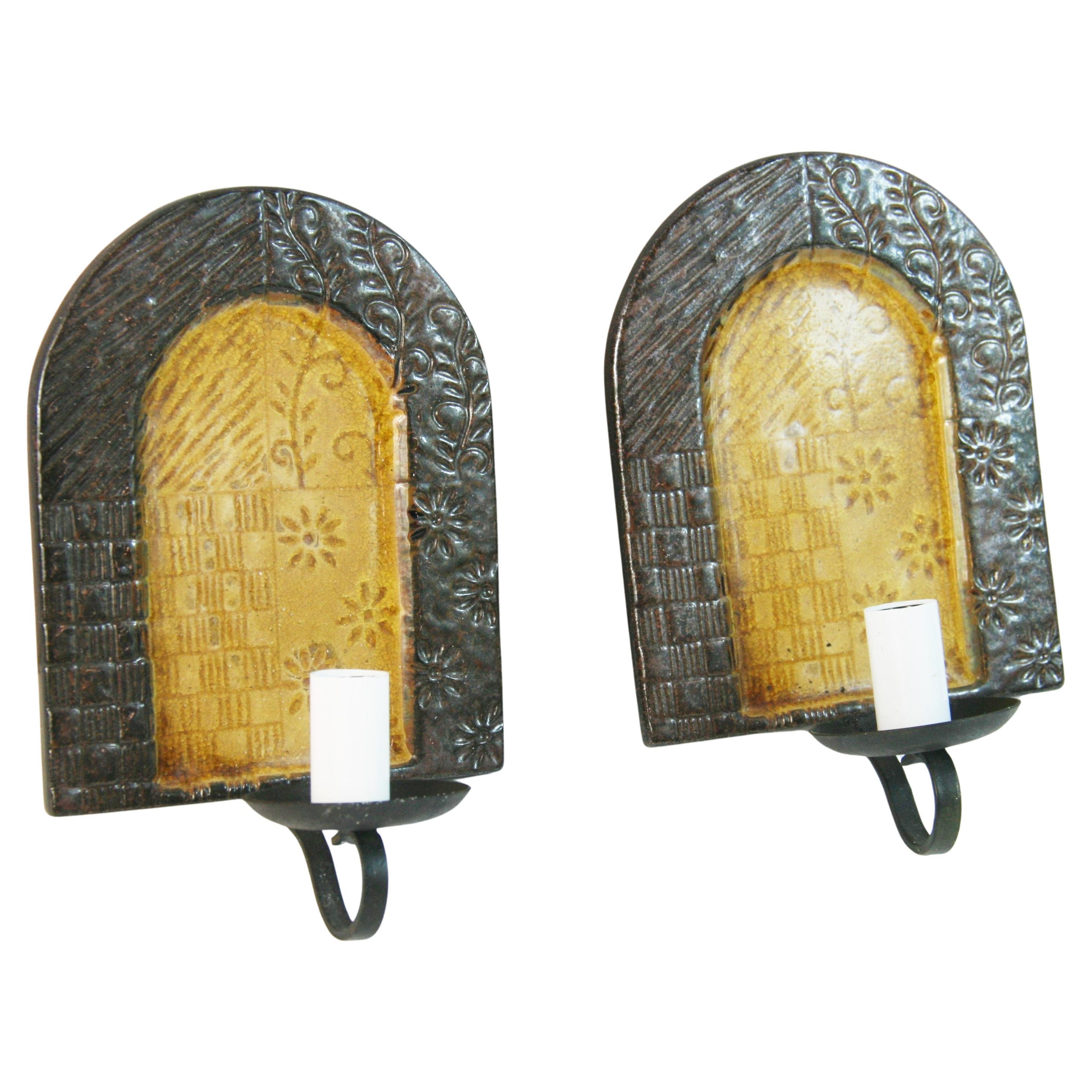 Pareja de apliques de porcelana y metal