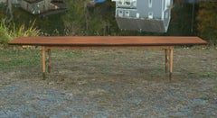 Superbe table de conférence de 12 pieds en noyer et laiton de style moderne du milieu du siècle dernier, années 1970