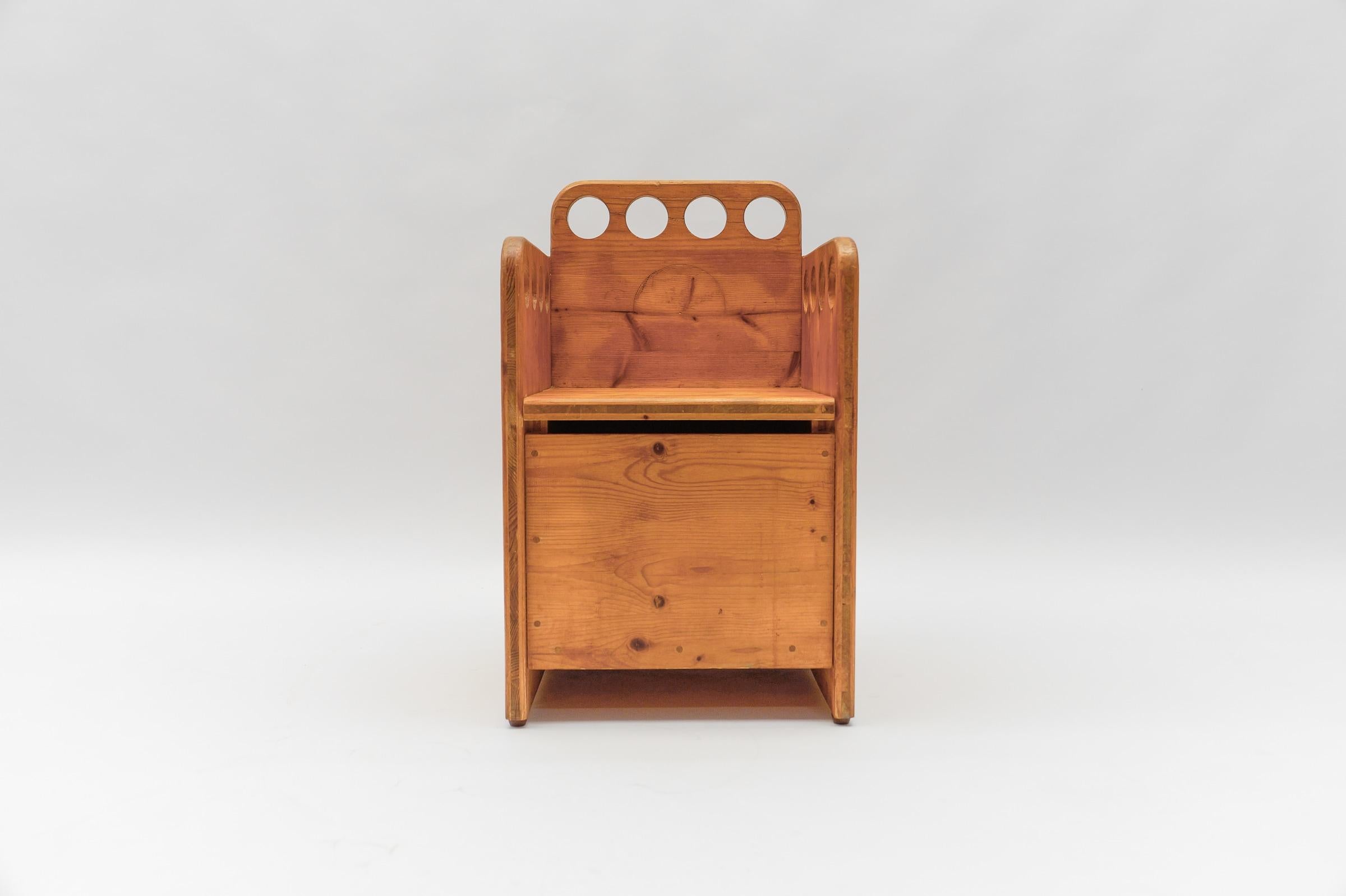 Impressionante e raro set per bambini in legno di pino scandinavo - Sedia e panca, anni '60 in vendita 3