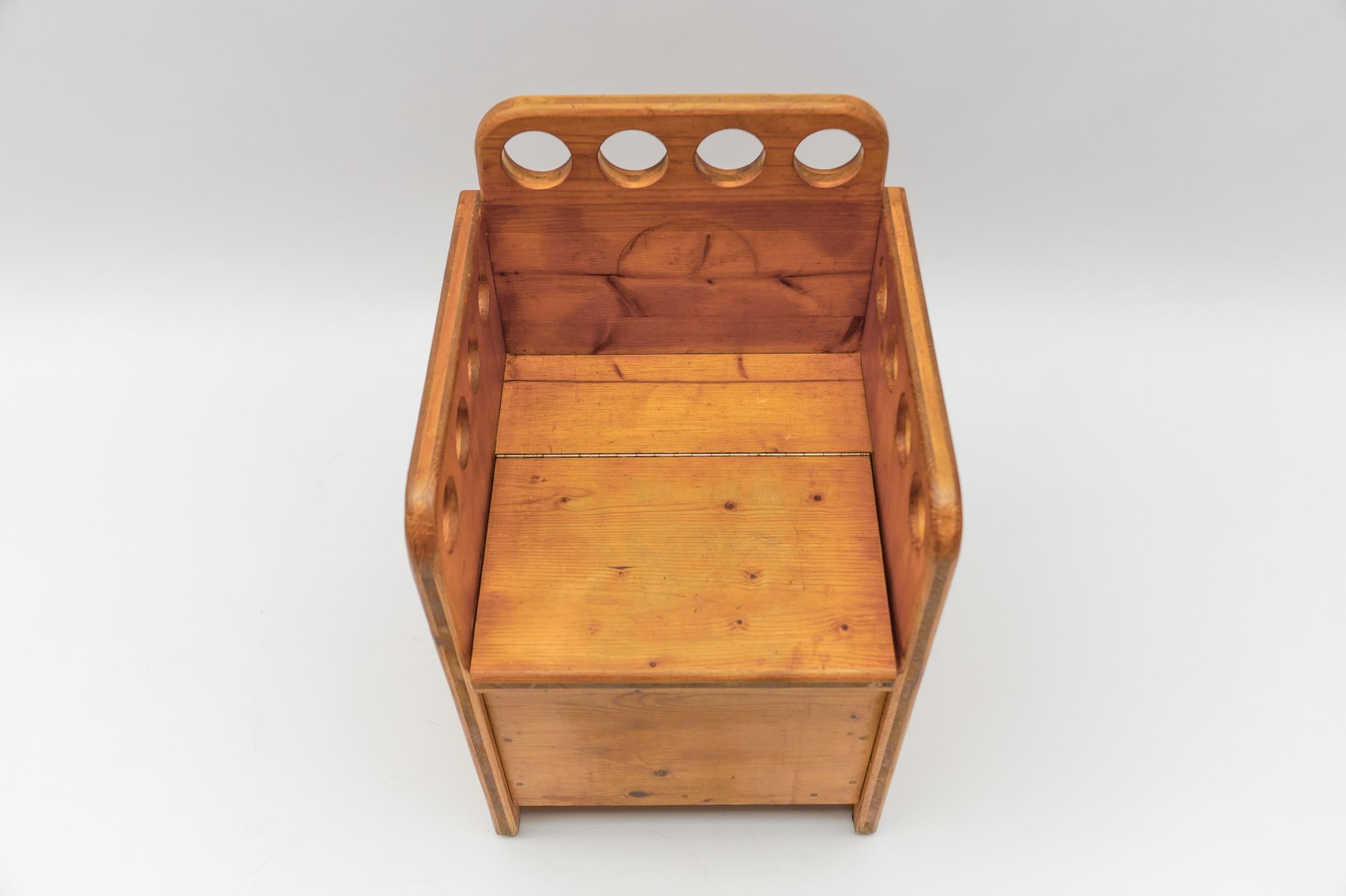 Impressionante e raro set per bambini in legno di pino scandinavo - Sedia e panca, anni '60 in vendita 4