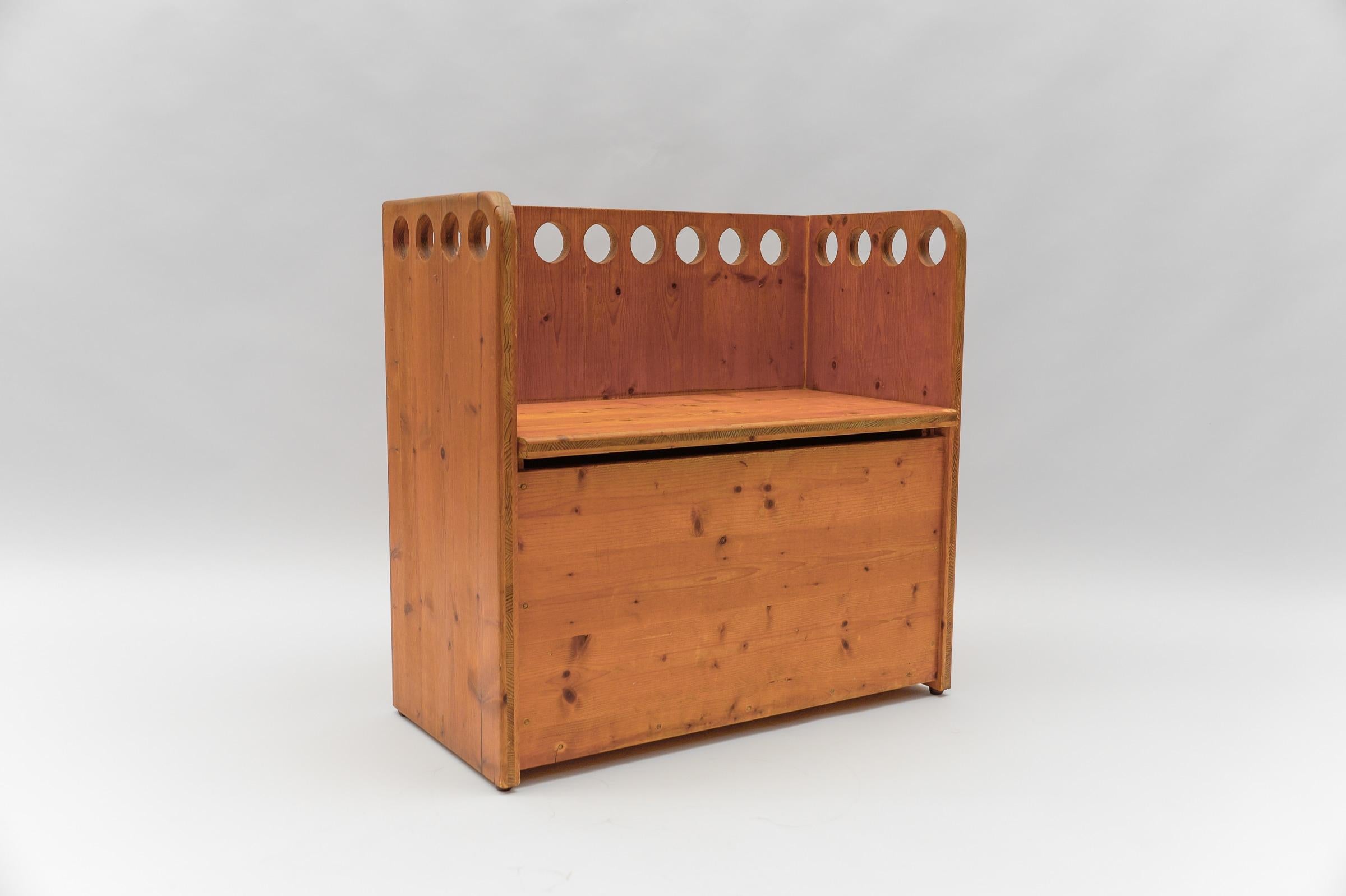 Impressionante e raro set per bambini in legno di pino scandinavo - Sedia e panca, anni '60 in vendita 7