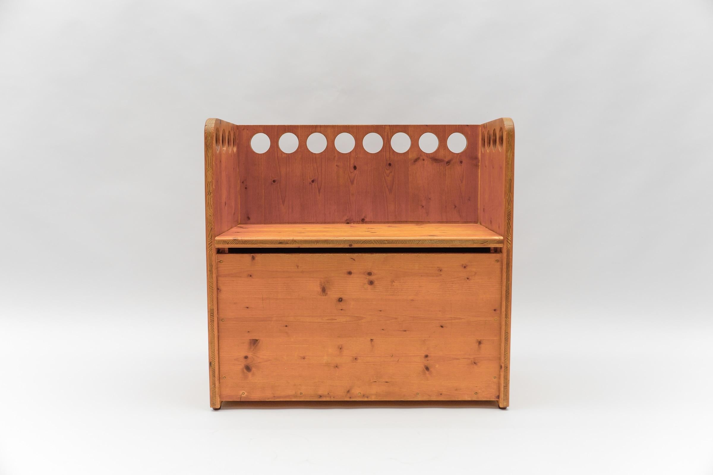 Impressionante e raro set per bambini in legno di pino scandinavo - Sedia e panca, anni '60 in vendita 12