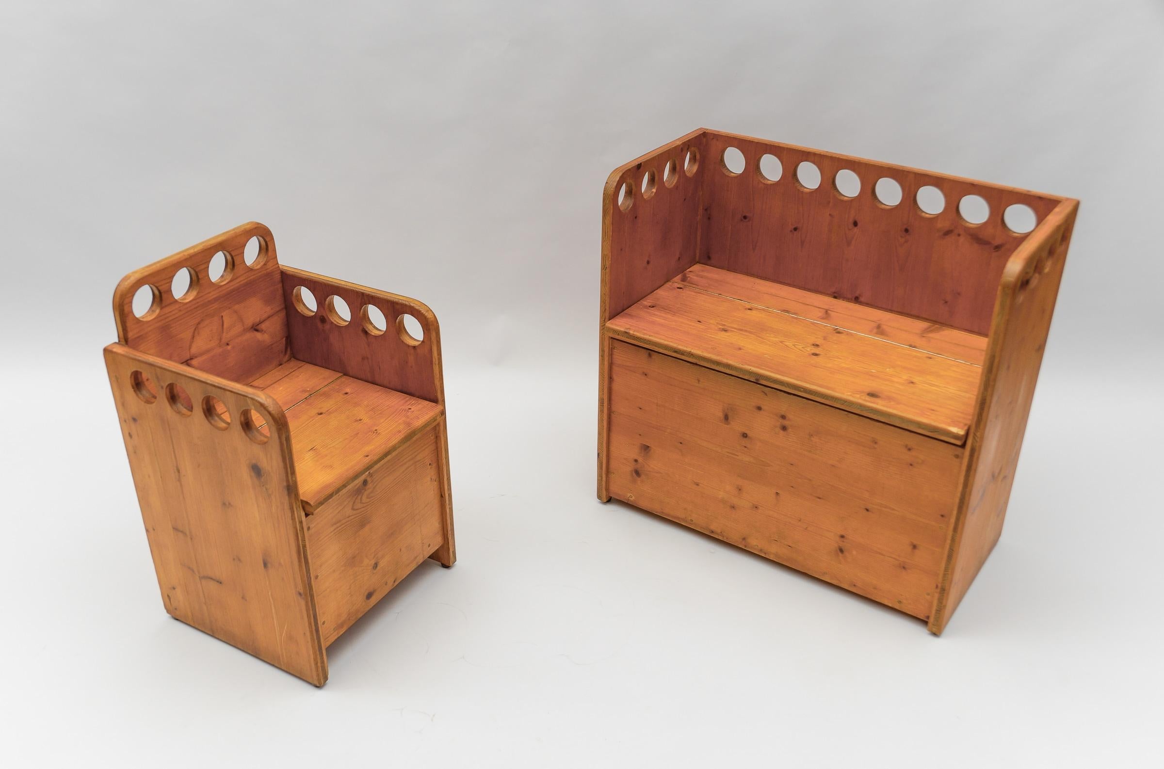 Awesome and Rare Scandinavian Pine Wood Childs Set - Chair and Bench, 1960s In Fair Condition For Sale In Nürnberg, Bayern