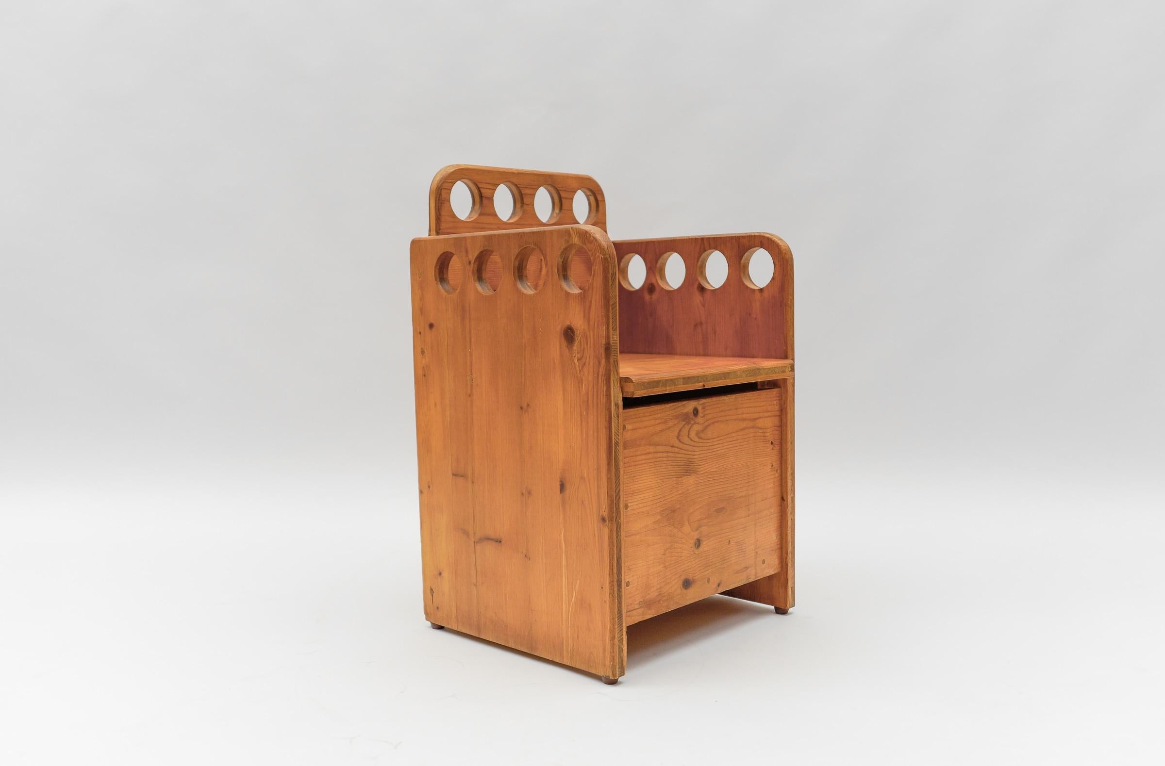 Impressionante e raro set per bambini in legno di pino scandinavo - Sedia e panca, anni '60 In condizioni discrete in vendita a Nürnberg, Bayern