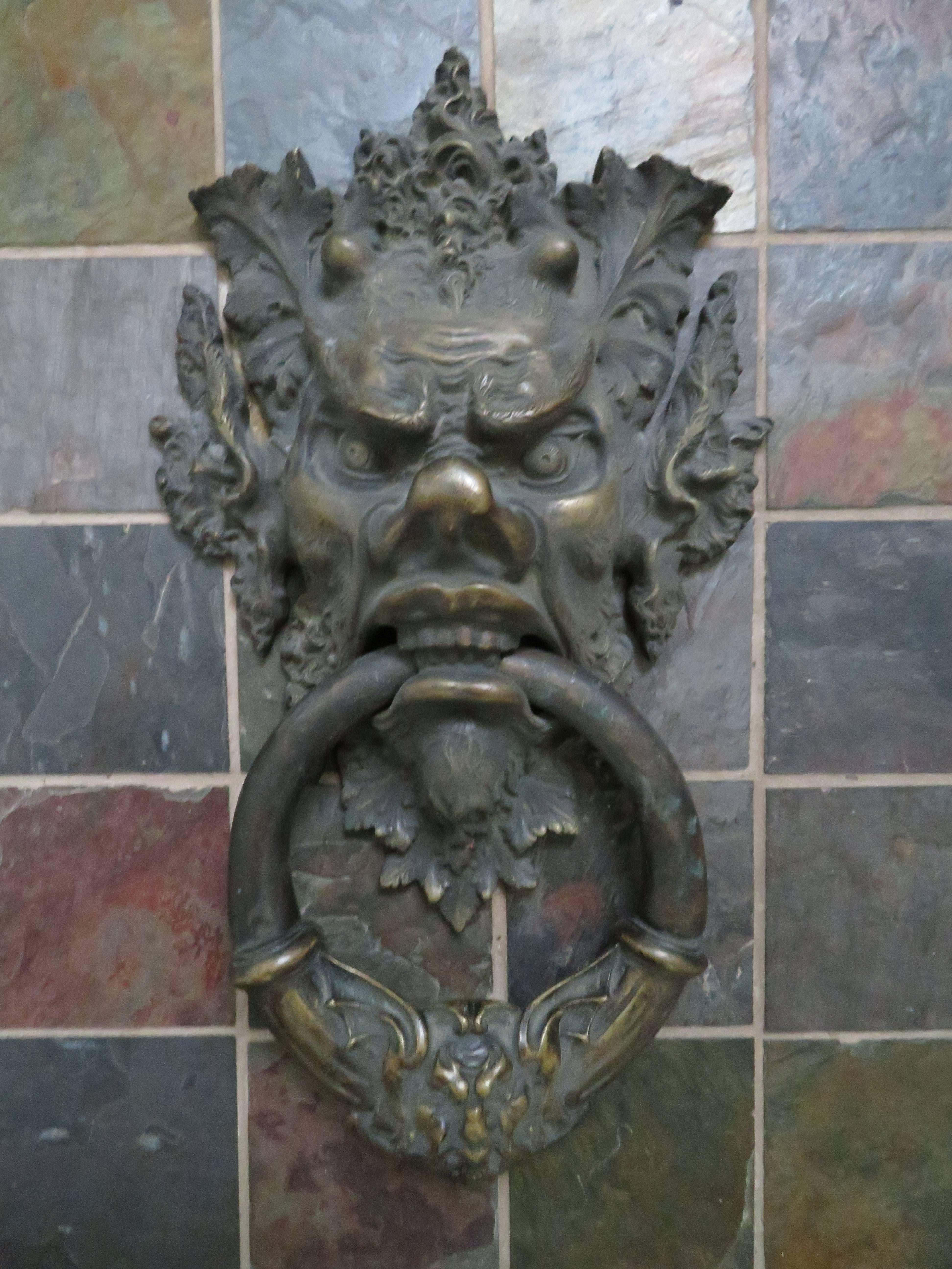 Néo-gothique Superbe heurtoir de porte italien ancien en bronze Vecchio Greenman en vente