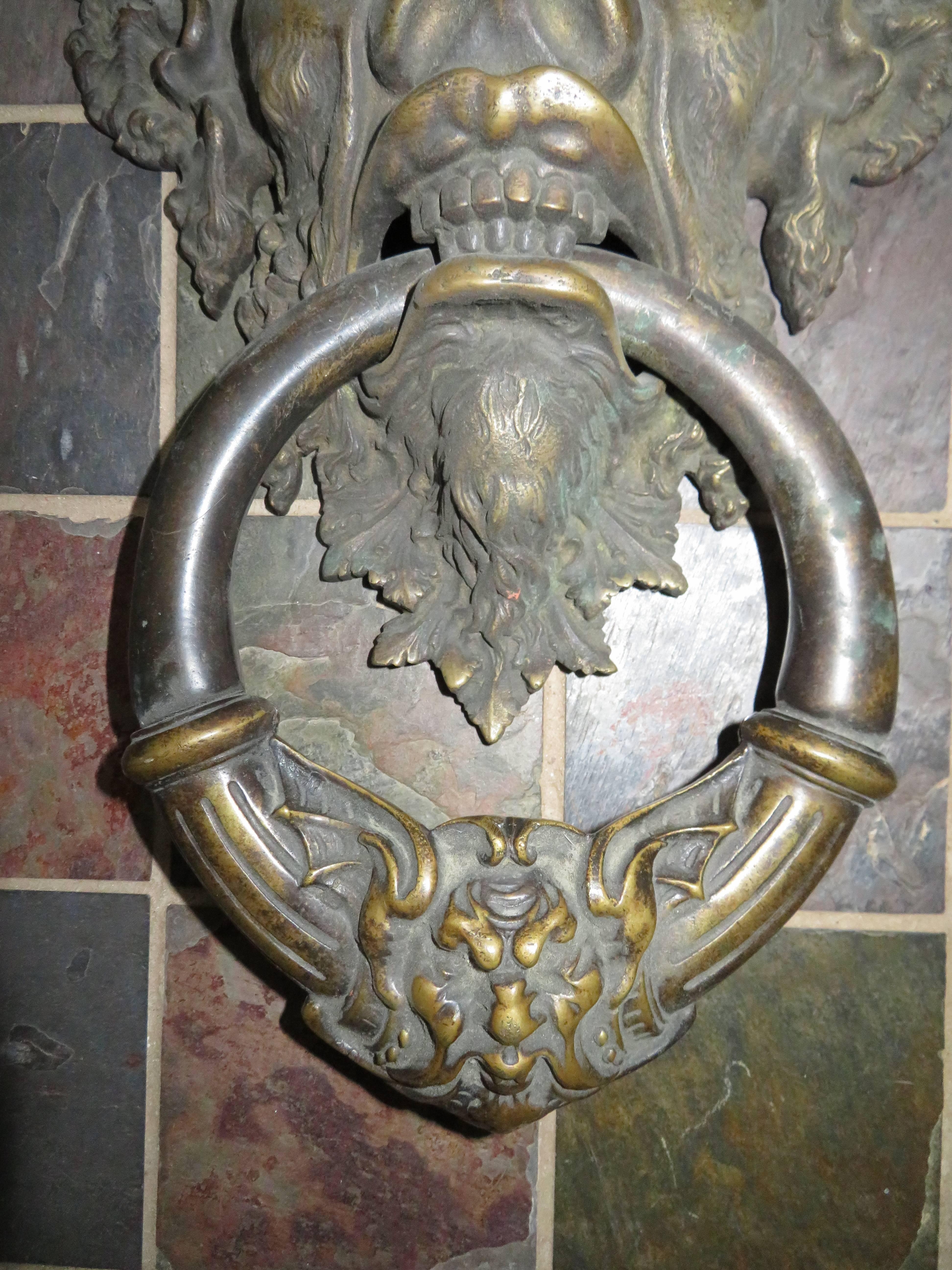 Impresionante aldaba italiana antigua de bronce Vecchio Greenman Italiano en venta