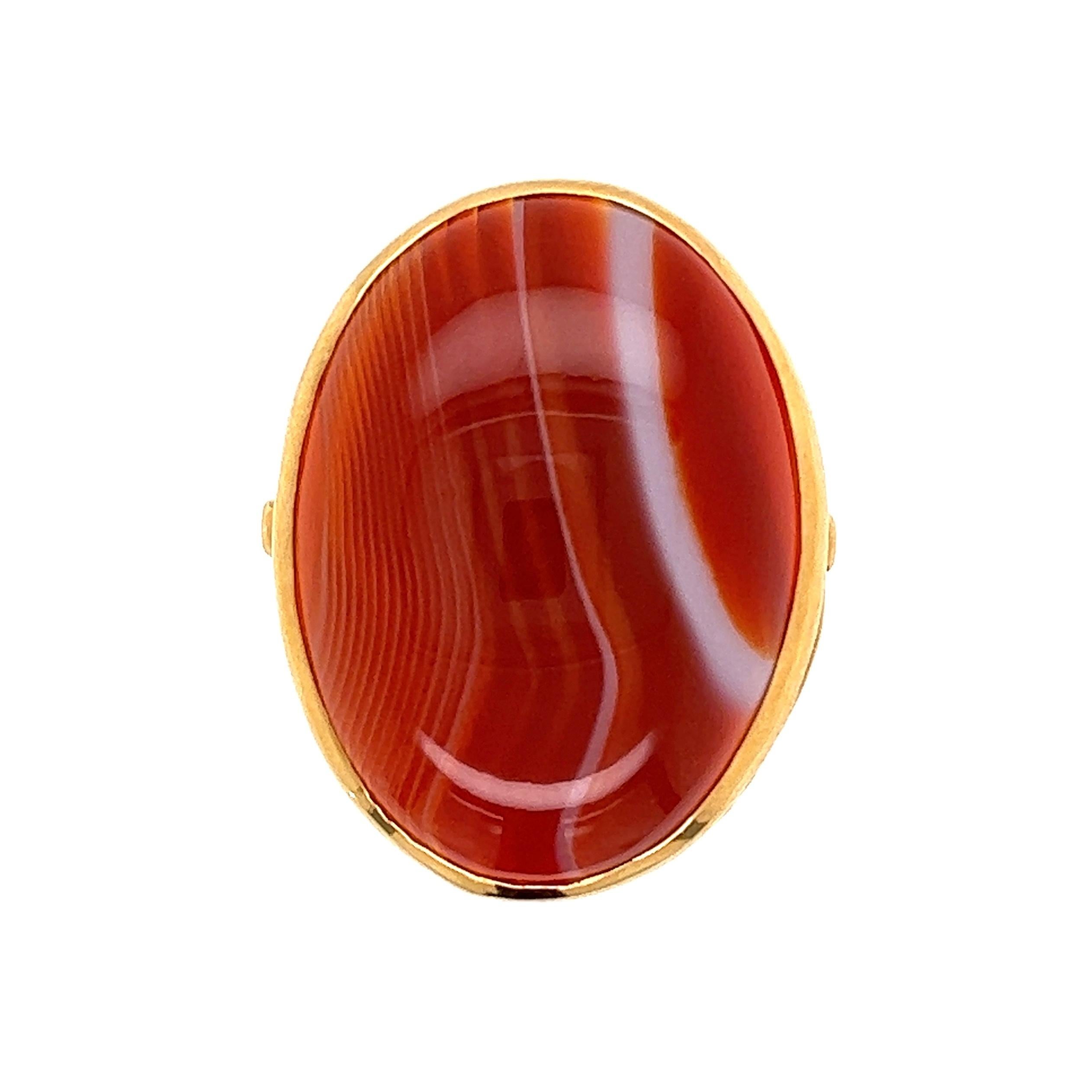 Semplicemente bello! Anello d'oro con fascia di agata cabochon. Caratterizzato da un'agata ovale a bande. Montatura in oro giallo 18 carati lavorata a mano, con galleria Fine under. Circa. Dimensioni: 1,15