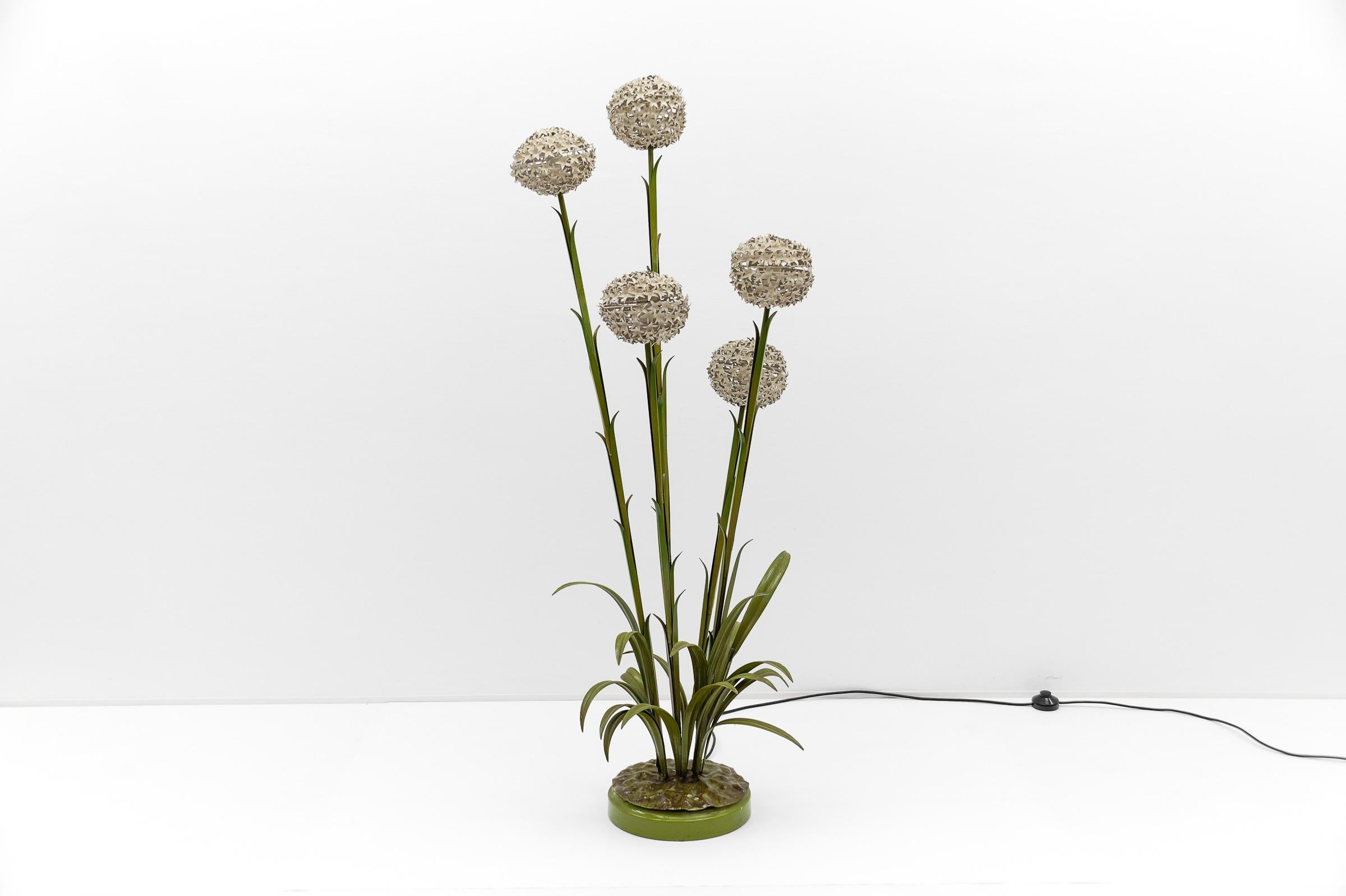 Awesome Beautiful Floral Stehleuchte von Hans Kögl, Deutschland 1960er Jahre

Diese Lampe benötigt 5x E14 Glühbirnen.
Sehr hohe Verarbeitungsqualität mit vielen schönen Details.

In sehr gutem Vintage-Zustand.

Geeignet für alle Wohnbereiche und