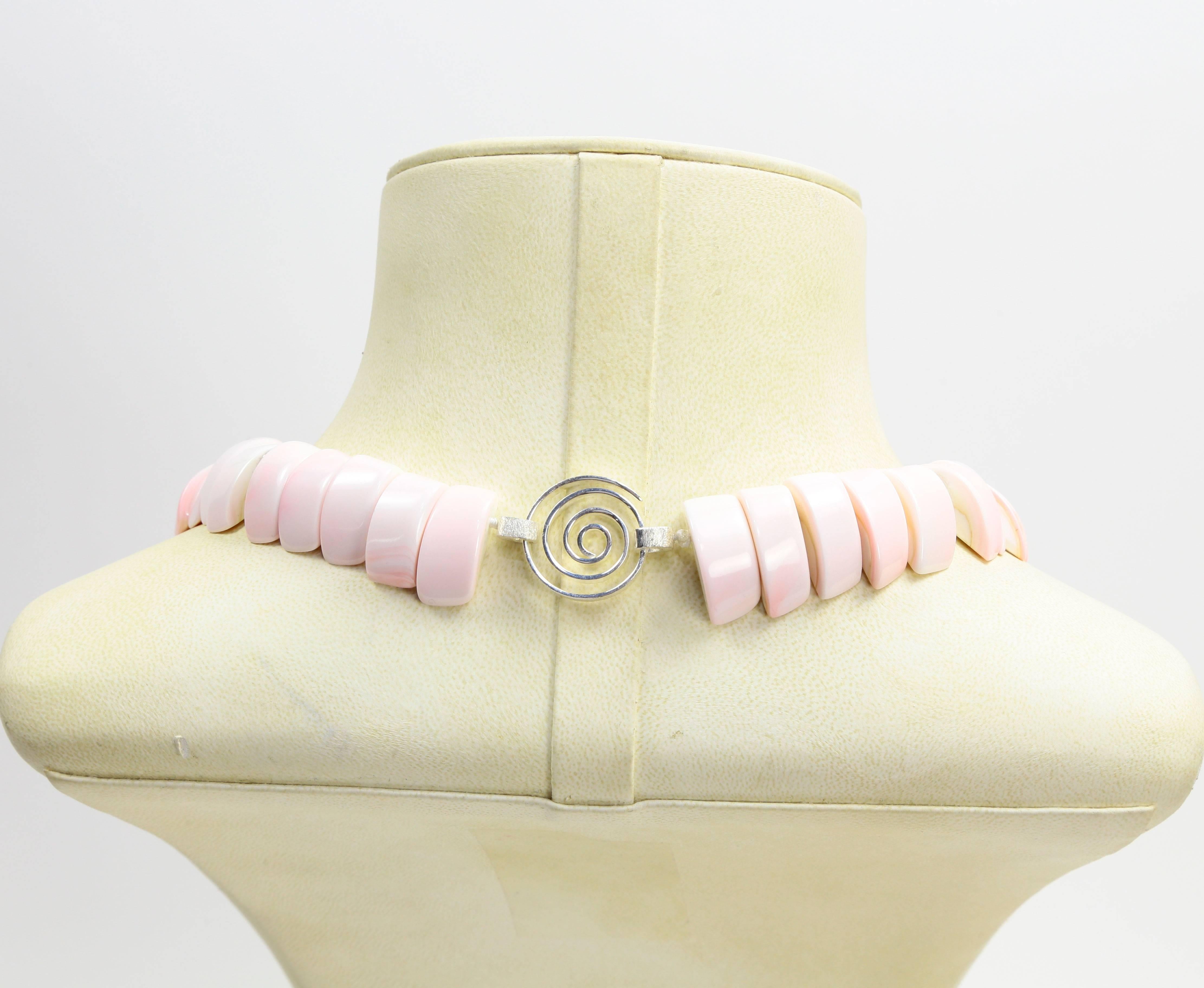 Statement-Halskette aus Muschelschalen in Blassrosa (Zeitgenössisch) im Angebot