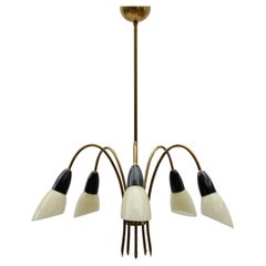 Superbe lampe araignée en laiton avec abat-jour en verre, Italie des années 1950