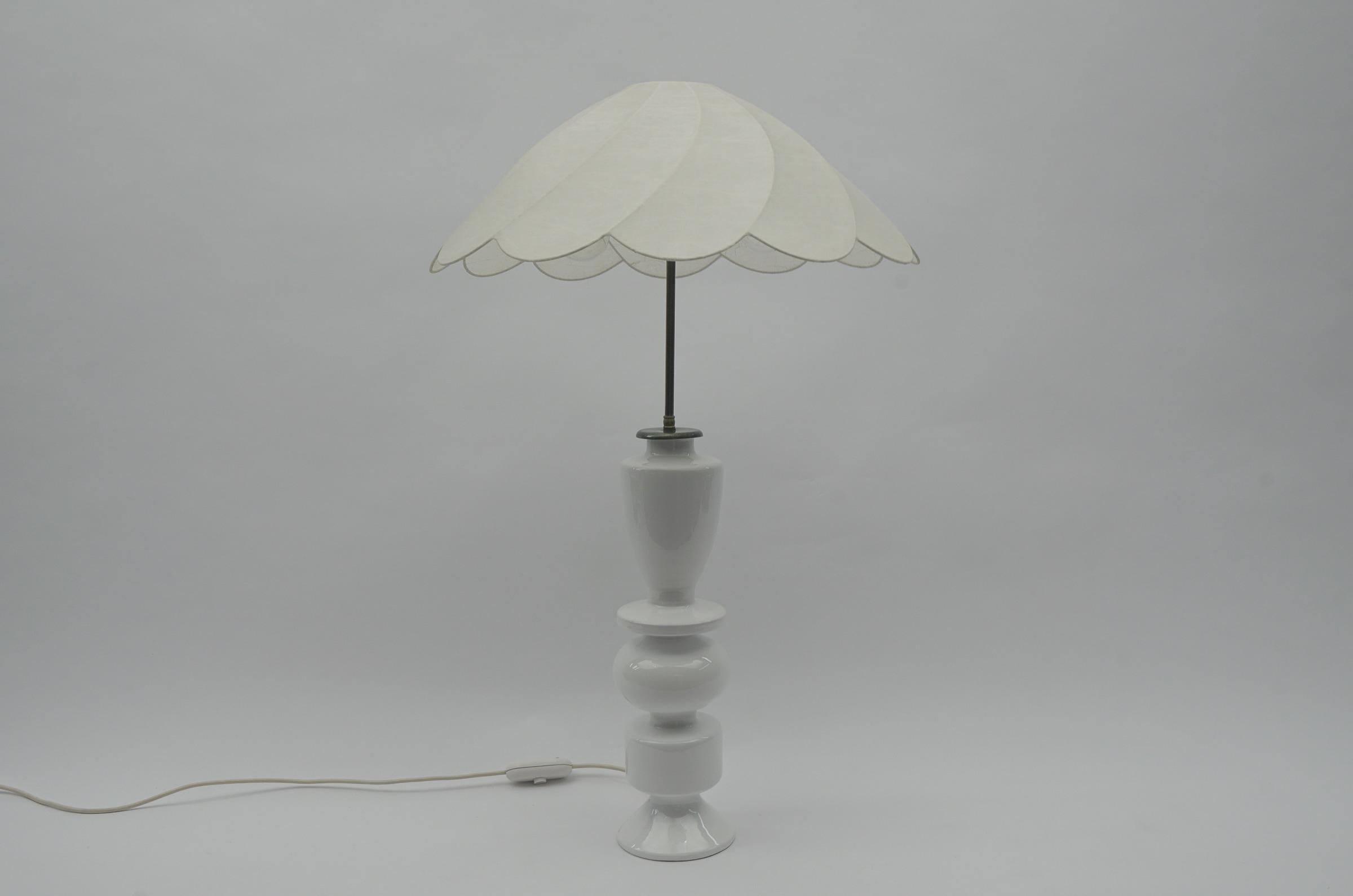 Cocoon lampshade has a diameter of 51cm, the ceramic base has a diameter of 13cm.

The lamp requires two E27 / E26 Edison screw bulb, is wired, functional and runs on both 110 / 230 volts.

Our lamps are tested, cleaned and are suitable for use in