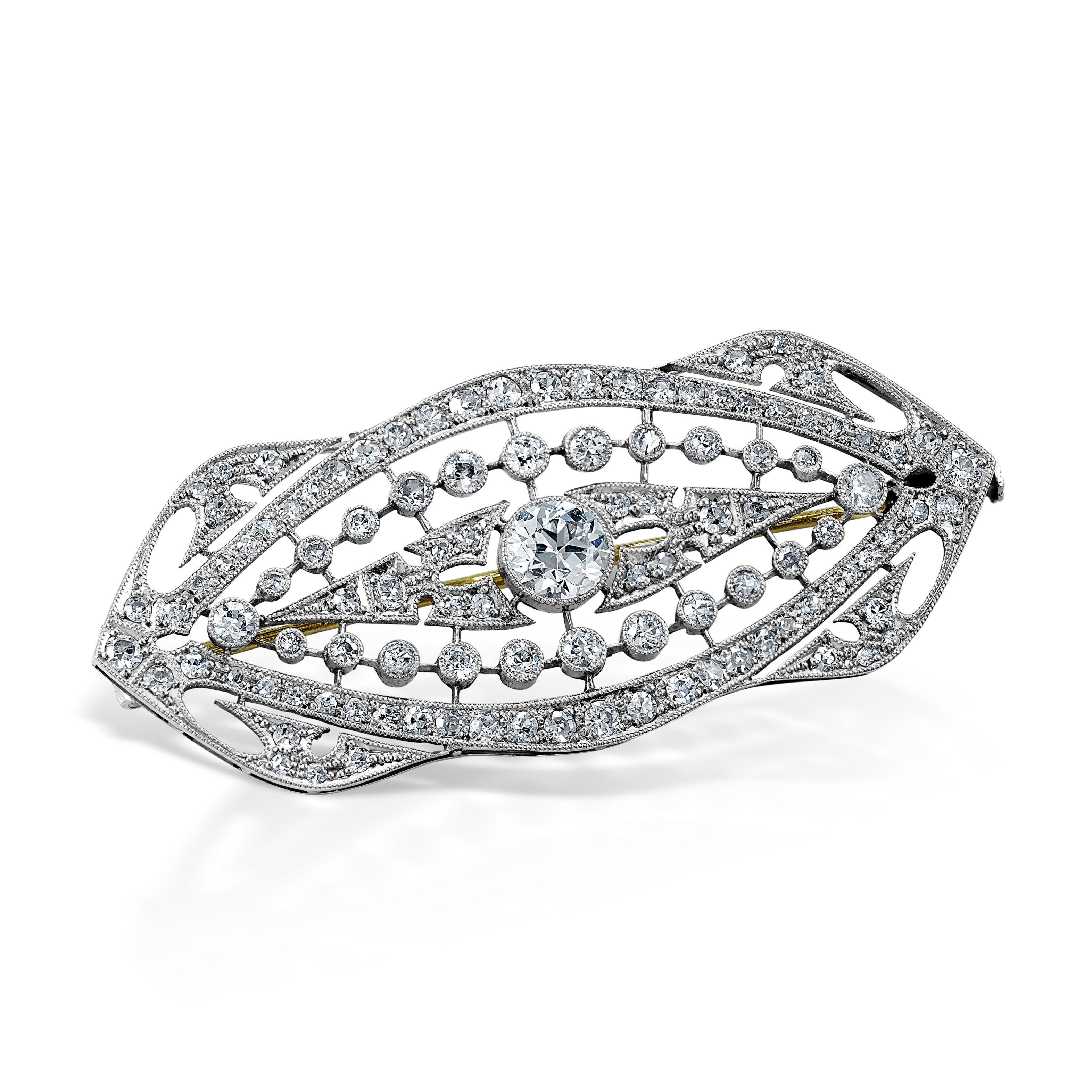 Tout simplement magnifique ! Broche Art Nouveau en or blanc et diamants finement détaillée. Magnifiquement réalisé à la main avec des détails migraineux en or blanc 18 carats. Serti à la main de 109 diamants d'un poids total d'environ 2,25 carats.