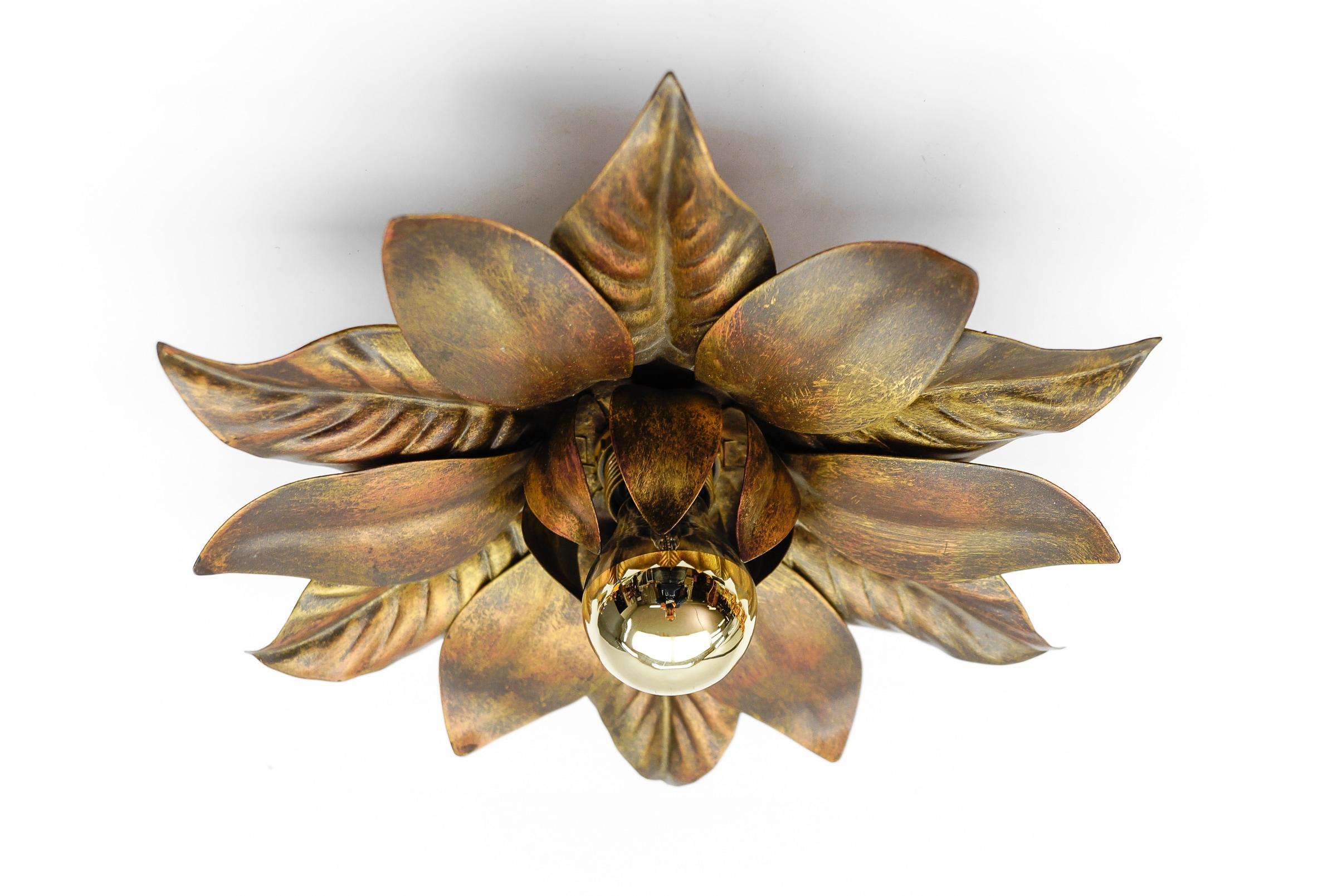 Awesome Gilded Florentine Wall or Ceiling Lamp by W.Müller München, Gerrmany 1960s 

Fully functional.

With  E27 socket. Works with 220V and 110V.

Wiring is suitable for all countries.
 