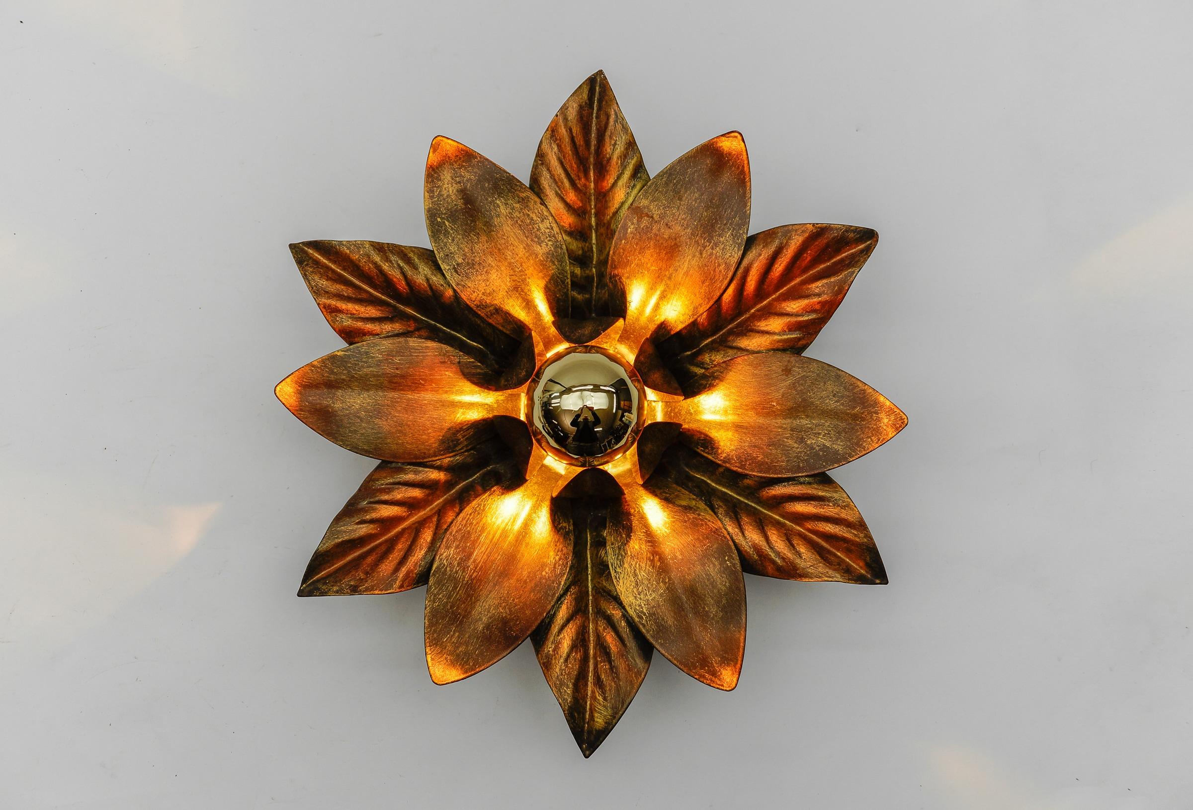 Milieu du XXe siècle Superbe lampe murale ou de plafond Florentine dorée, Italie, années 1960 en vente