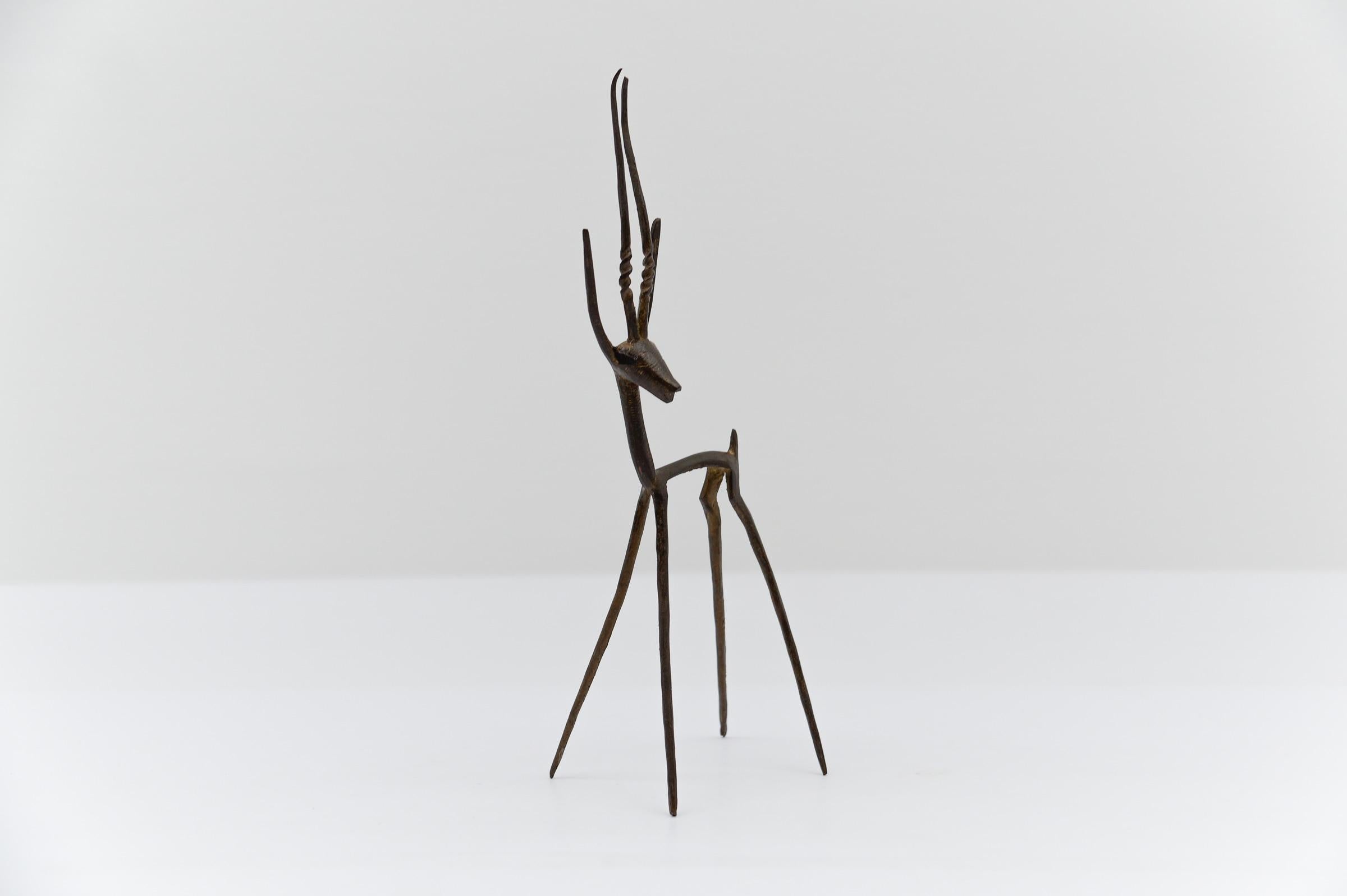 Mid-Century moderno impressionante scultura in bronzo con gazzella fatta a mano, anni '60 in vendita