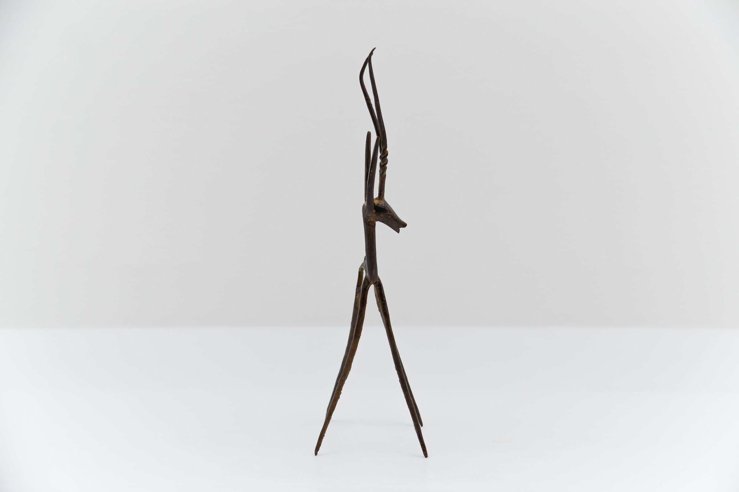 Metà XX secolo impressionante scultura in bronzo con gazzella fatta a mano, anni '60 in vendita