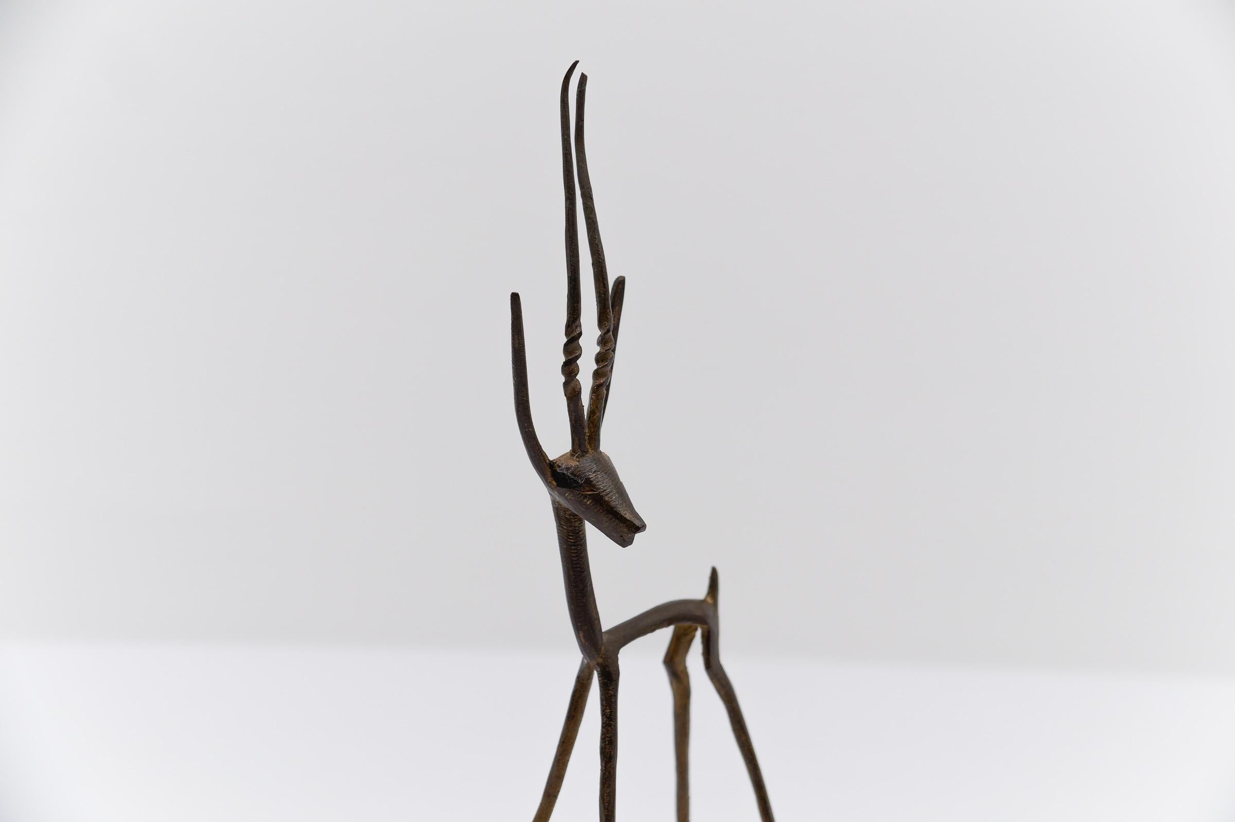 Ottone impressionante scultura in bronzo con gazzella fatta a mano, anni '60 in vendita