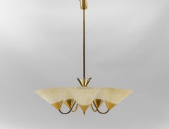Superbe plafonnier à 5 lumières en verre et laiton du milieu du siècle dernier, années 1950