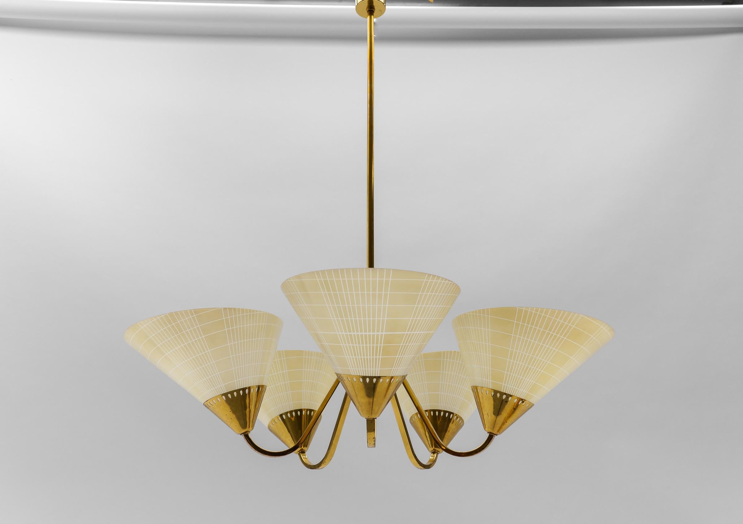 Awesome Mid-Century 5-Light Glass & Brass Ceiling Lamp, 1950s In Good Condition For Sale In Nürnberg, Bayern