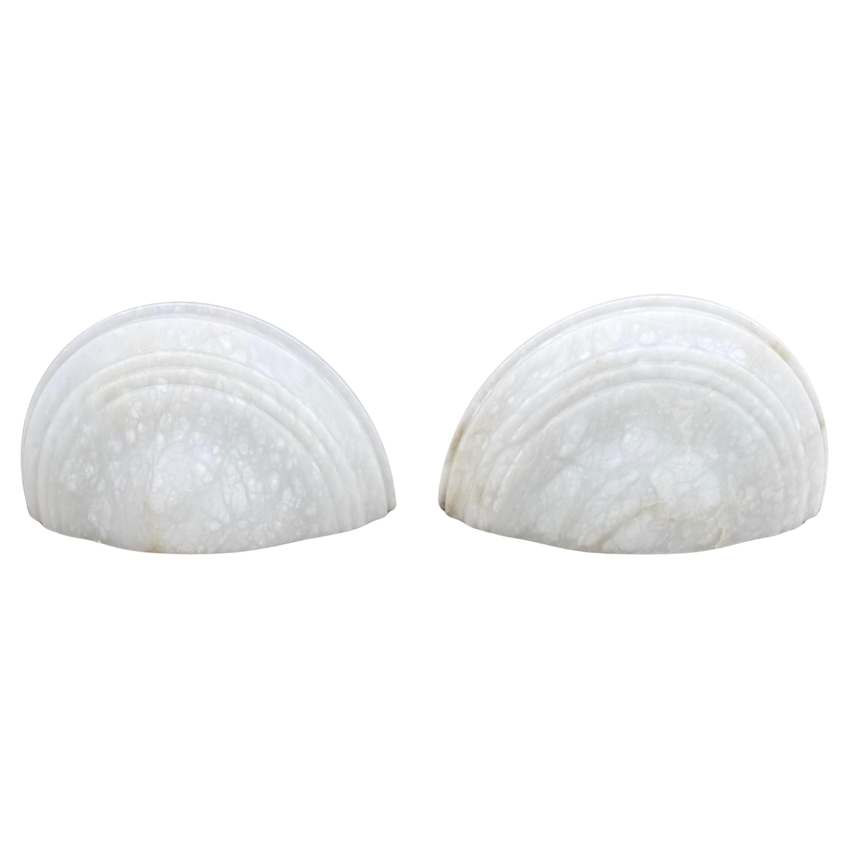 Forma impressionante e coppia extra large di lampade da parete in alabastro bianco del Medioevo