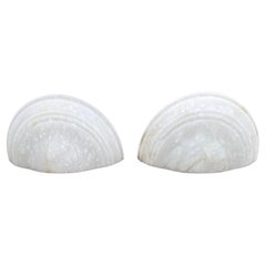 Forma impressionante e coppia extra large di lampade da parete in alabastro bianco del Medioevo