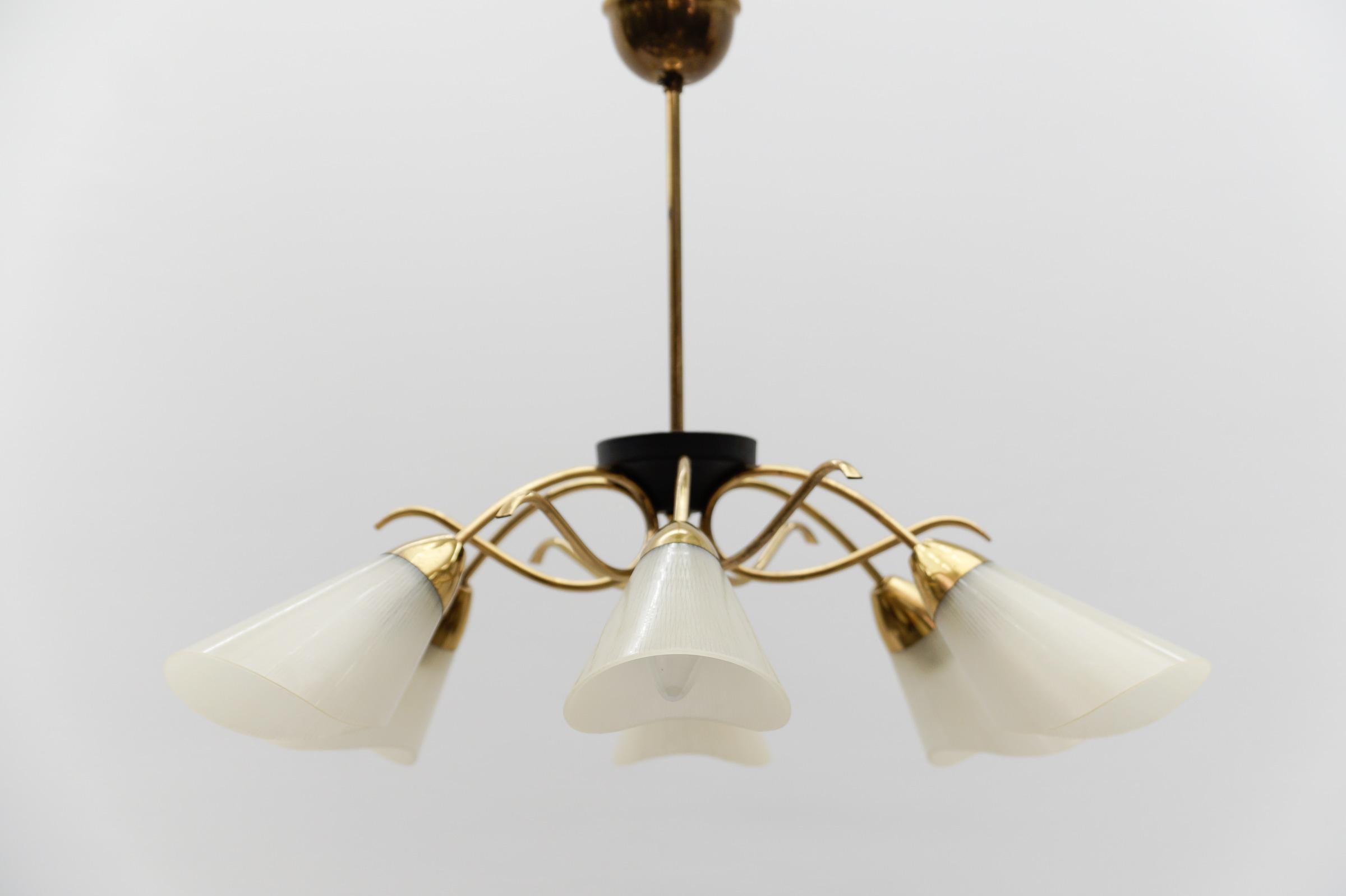 Lampada a ragno alla maniera di Arteluce, Italia, anni '50 in vendita 5