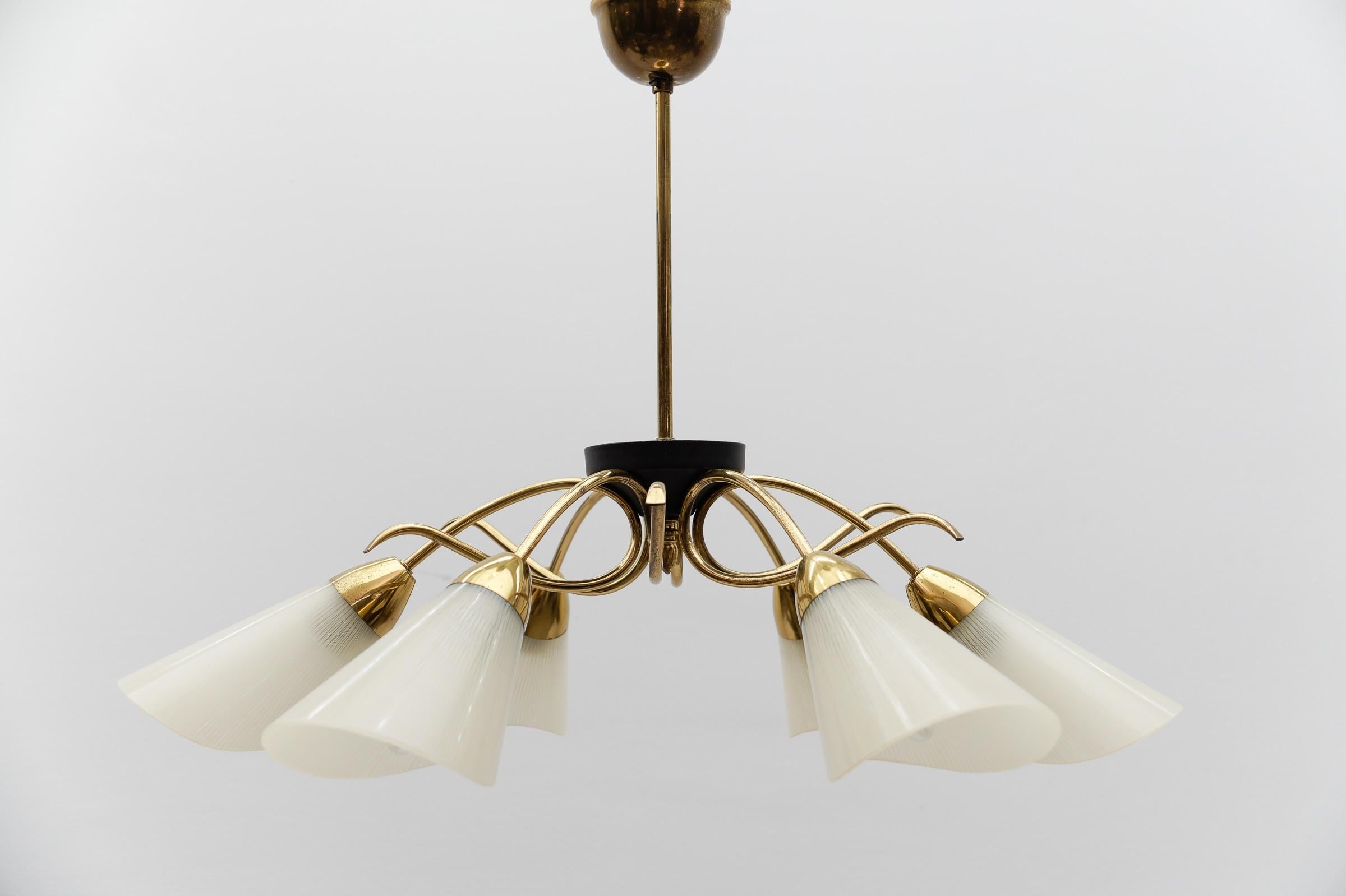 Lampada Sputnik a 6 bracci in ottone e vetro del Medioevo. Alla maniera di Arteluce.

Rare ed eleganti lampade Sputnik della metà del secolo scorso, anni '50, Italia. Eseguito in Meta, ottone e acrilico.

I soliti leggeri segni di usura e una bella