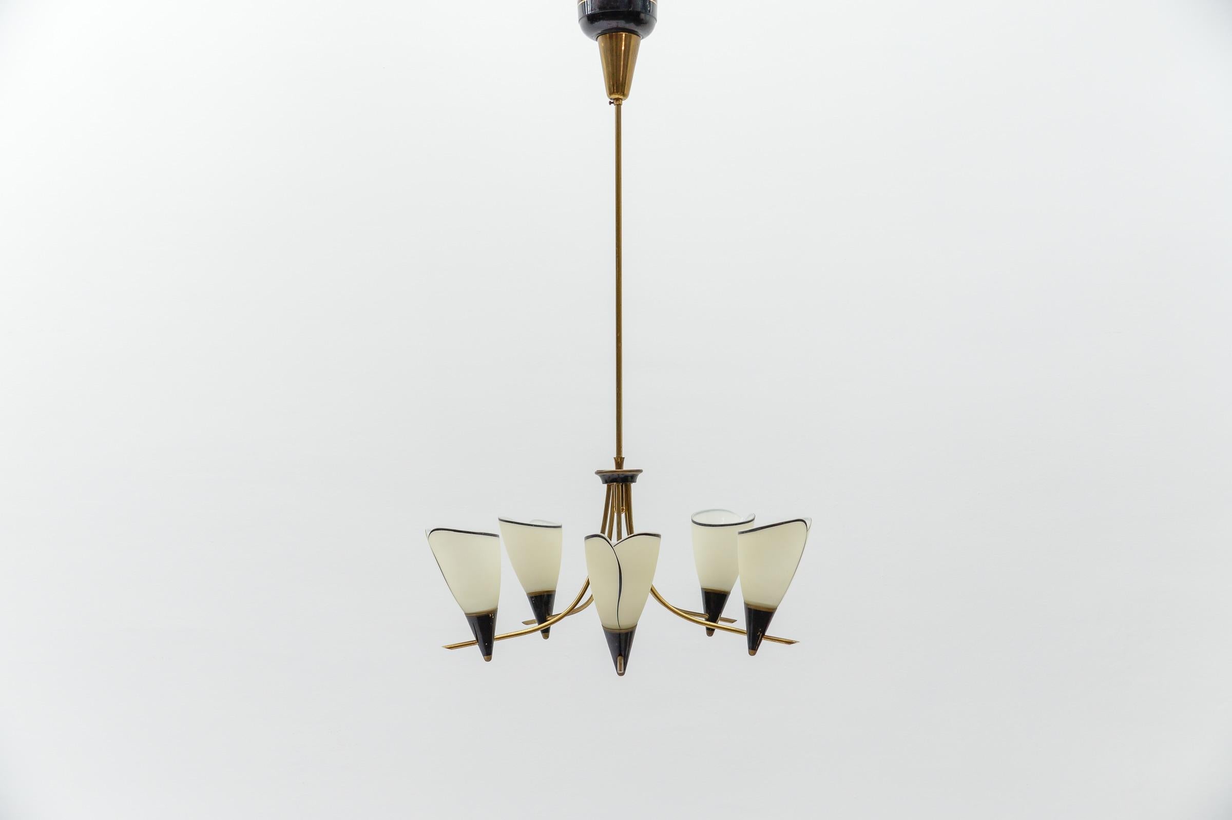 Lampe Sputnik à 5 bras en laiton et verre du milieu du siècle dernier. À la manière d'Arteluce.

Rares et élégantes lampes Sputnik du milieu du siècle dernier, années 1950, Italie. Exécuté en métal laqué et en laiton.

Légères traces d'usure