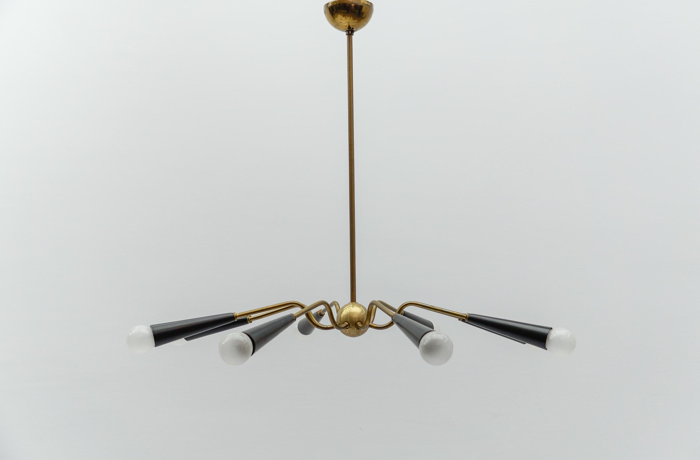 Lampe Sputnik à 8 bras en laiton et verre du milieu du siècle dernier. À la manière d'Arteluce.

Rares et élégantes lampes Sputnik du milieu du siècle dernier, années 1950, Italie. Exécuté en métal laqué et en laiton.

Légères traces d'usure