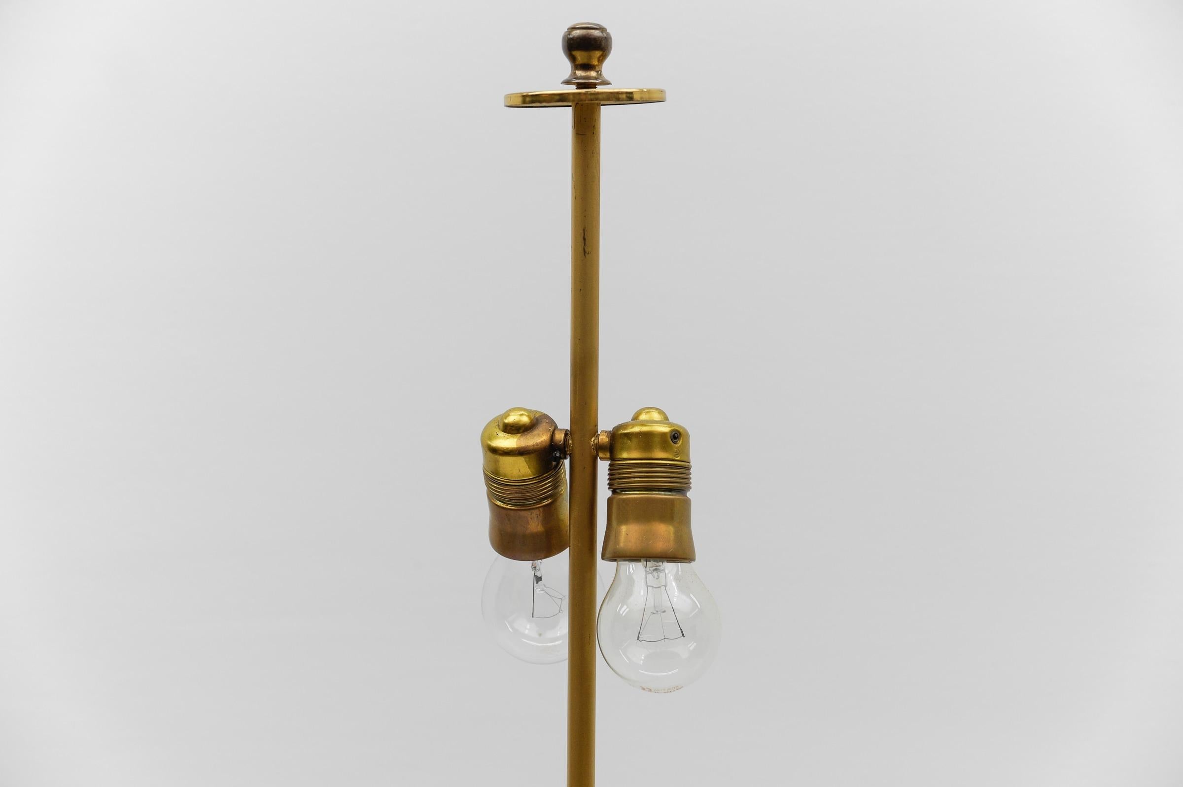 Superbe lampadaire tripode en cerisier et laiton, années 1950 en vente 3