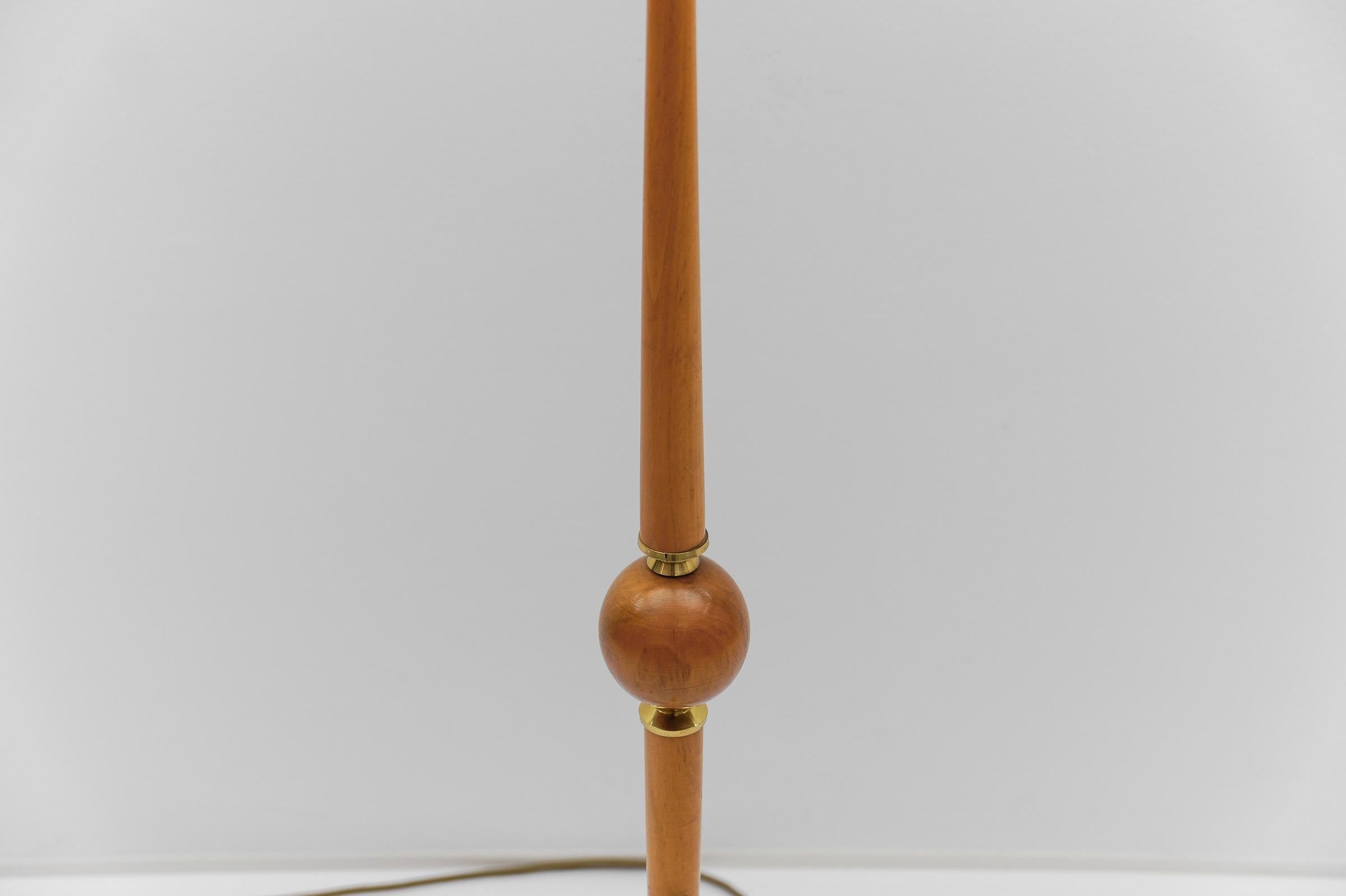 Superbe lampadaire tripode en cerisier et laiton, années 1950 en vente 4