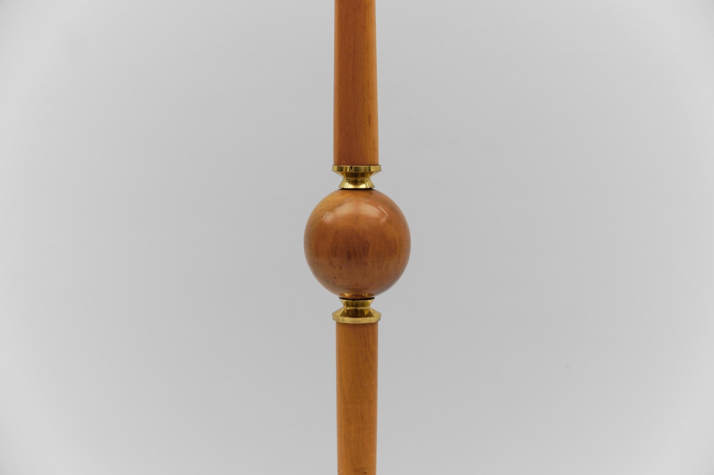 Superbe lampadaire tripode en cerisier et laiton, années 1950 en vente 5