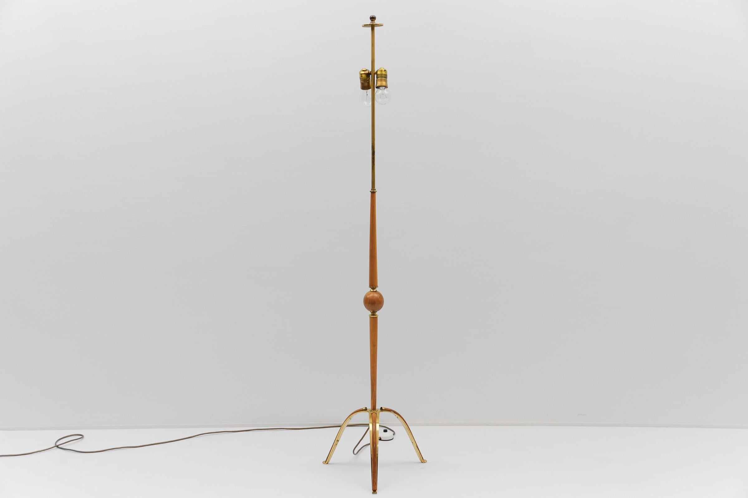 Mid-Century Modern Superbe lampadaire tripode en cerisier et laiton, années 1950 en vente