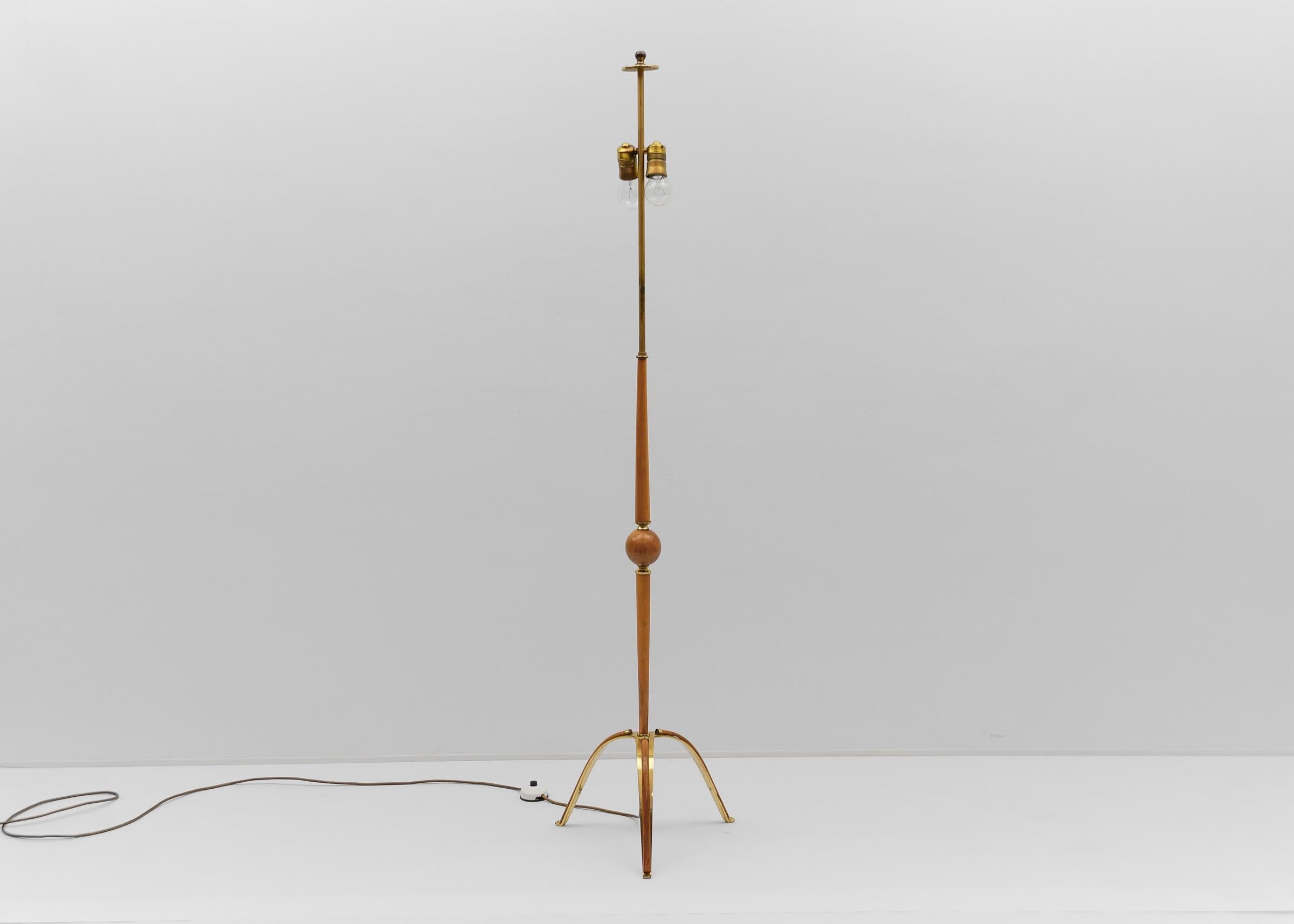 italien Superbe lampadaire tripode en cerisier et laiton, années 1950 en vente
