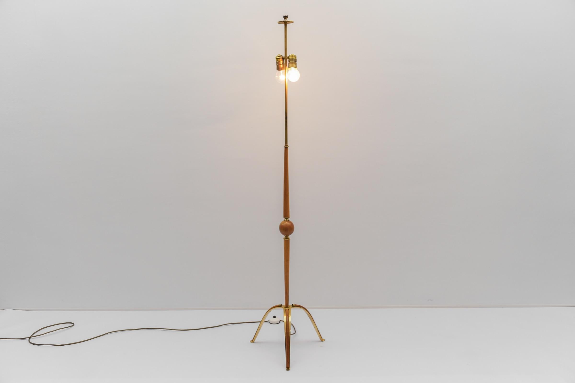 Superbe lampadaire tripode en cerisier et laiton, années 1950 Bon état - En vente à Nürnberg, Bayern