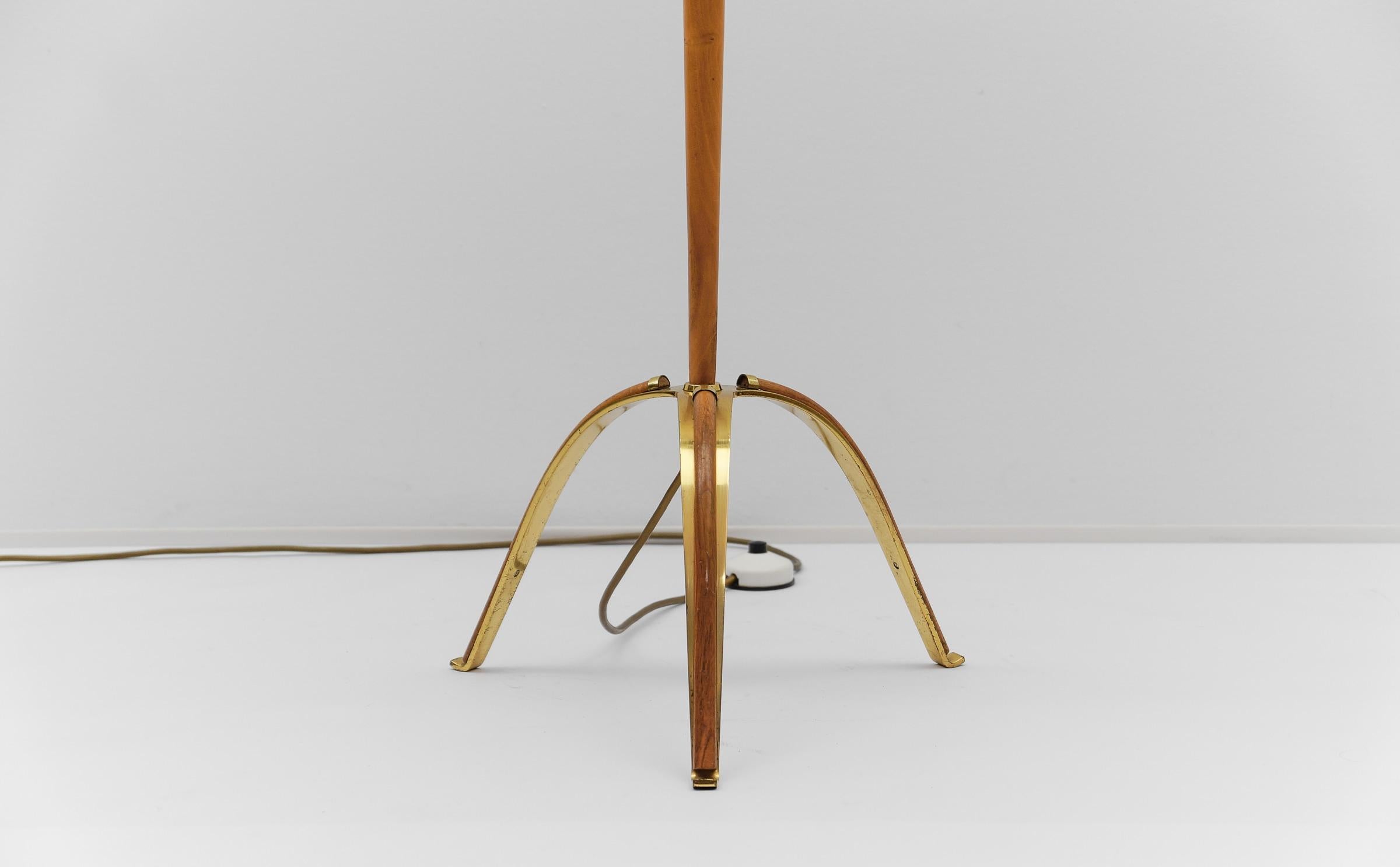 Milieu du XXe siècle Superbe lampadaire tripode en cerisier et laiton, années 1950 en vente