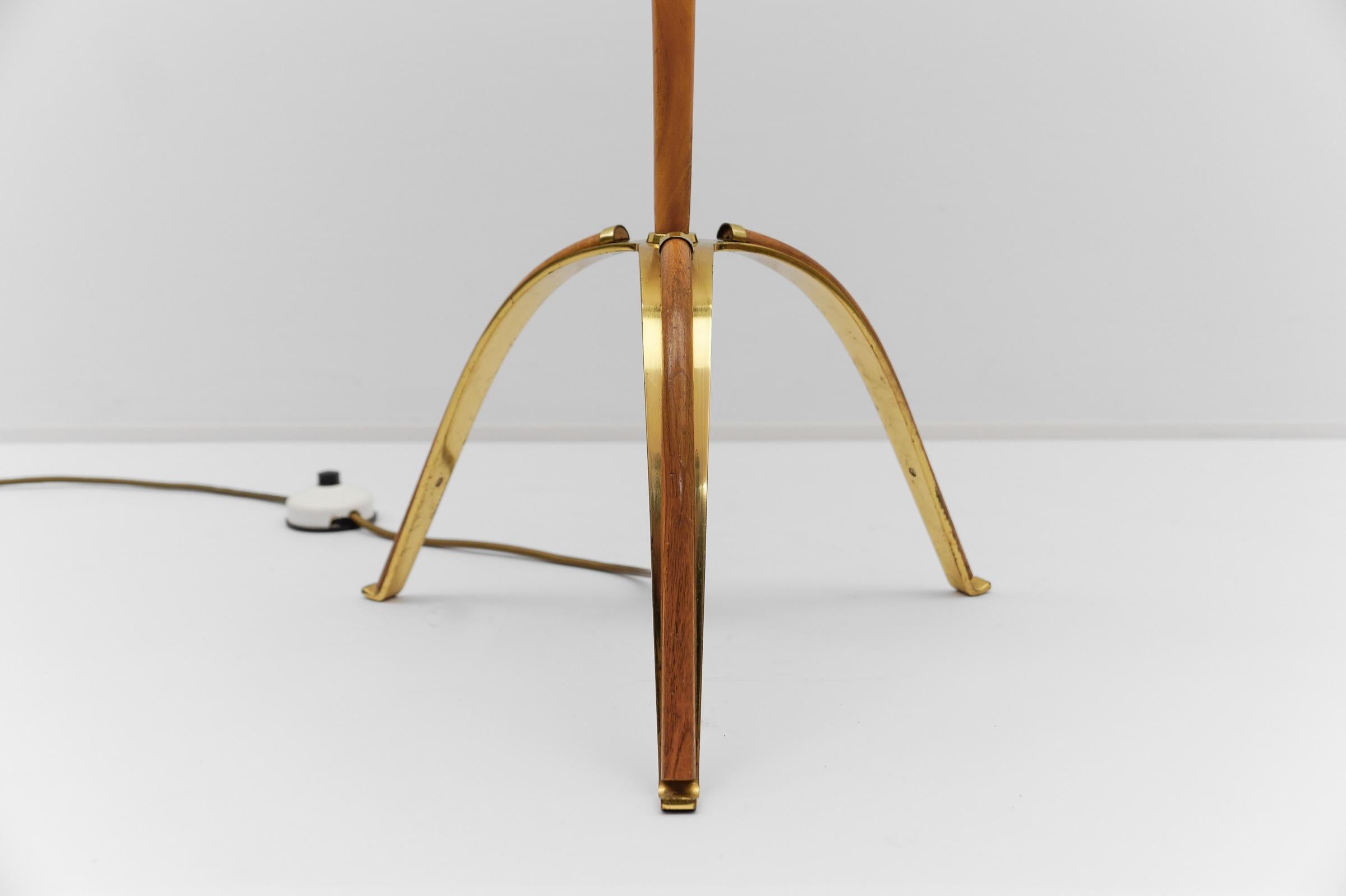 Métal Superbe lampadaire tripode en cerisier et laiton, années 1950 en vente