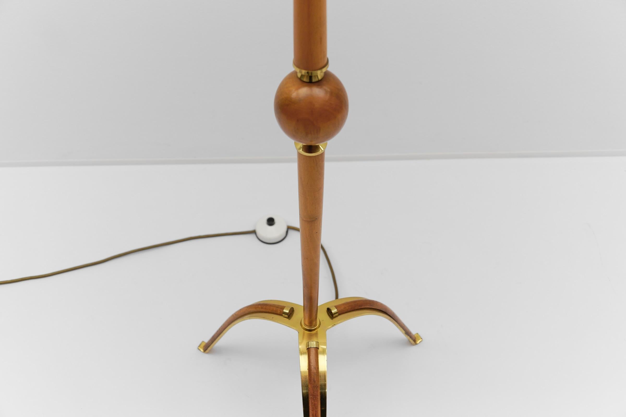 Superbe lampadaire tripode en cerisier et laiton, années 1950 en vente 2