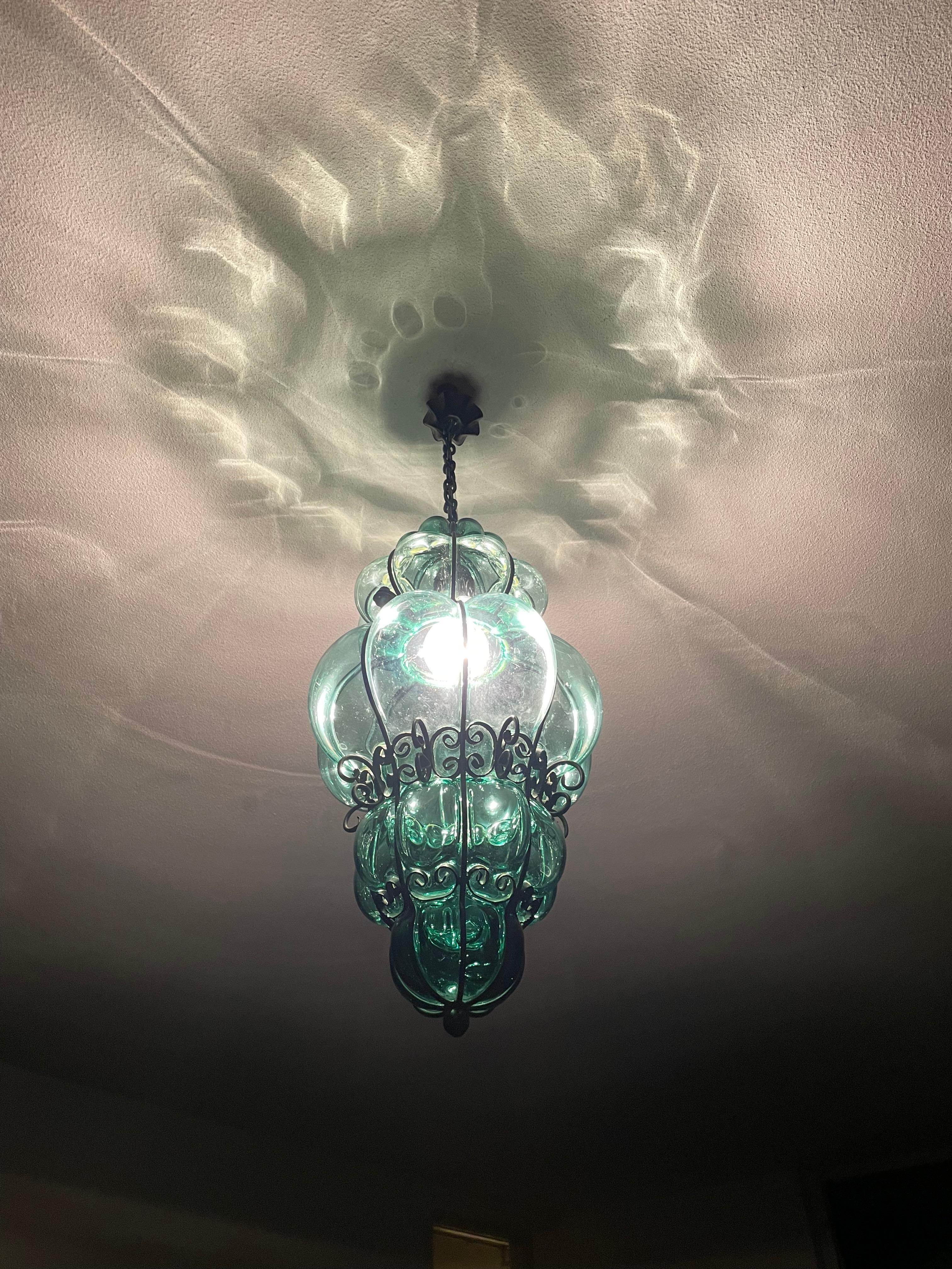 Superbe lampe à suspension vénitienne de Murano avec Verre soufflé à la bouche vert bleuté dans un cadre en vente 10